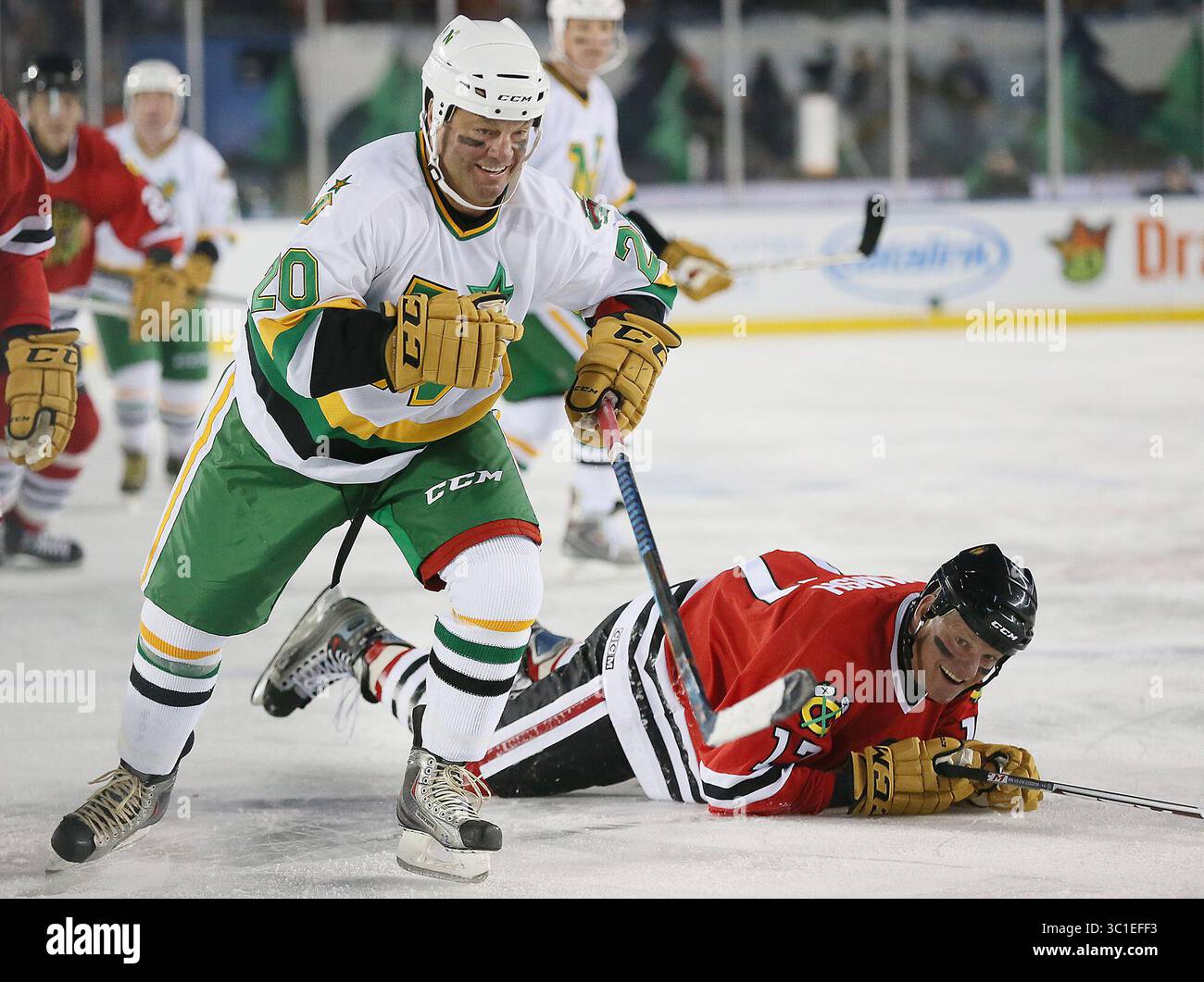 20. Februar 2016 - Minneapolis, MN, USA - North Stars/Wild Alumni Stürmer Dino Ciccarelli prüfte Chicago Blackhawks-Forward Peter Marsh spielerisch in der dritten Phase des Stadion Series Alumni-Spiels 2016 im TCF Bank Stadium, Samstag, 20. Februar 2016 in Minneapolis, MN. (/STAR TRIBUNE) (Bild: Elizabeth Flores/Minneapolis Star Tribune/TNS via ZUMA Wire) Stockfoto