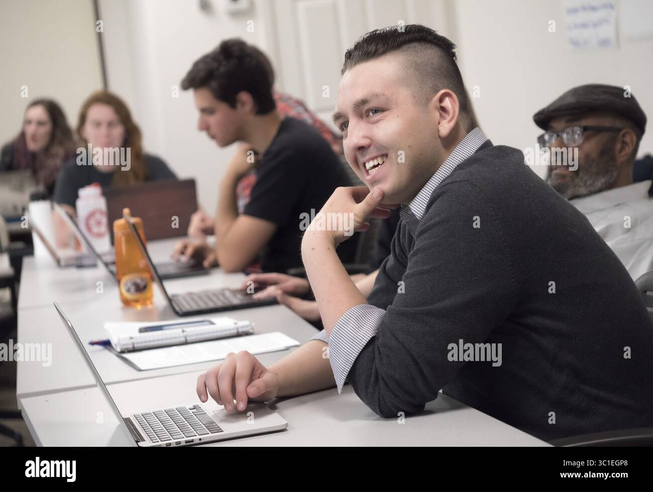 10. Mai 2018 - St. Paul, MN, USA - Student Josh Wyman genießt einen leichten Moment im Unterricht am Luther Seminary, das ein neues Fast-Track-Programm für Klerusstraining ankündigte (Credit Image: Courtney Perry/Minneapolis Star Tribune/TNS via ZUMA Wire) Stockfoto