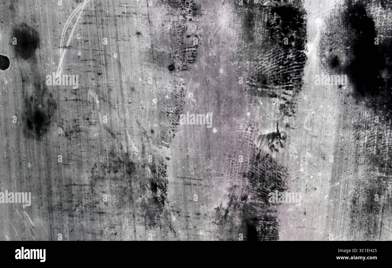 2. Juli 2018 - Mendota Heights, Minnesota, USA - der Polizeibeamte von St. Paul, Mark Lundquist, benutzte ein Laserlicht, um einen Fingerabdruck von Abraham Flynn zu betrachten, der am 2. April 2018 bei einem tragischen Unfall in St. Paul, MN, starb. (Kreditbild: Jerry Holt/Minneapolis Star Tribune/TNS via ZUMA Wire) Stockfoto