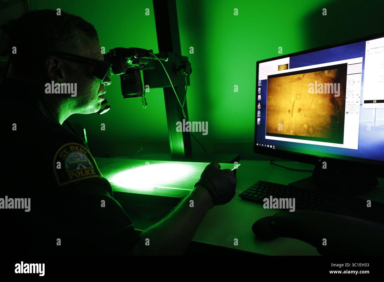 2. Juli 2018 - Mendota Heights, Minnesota, USA - der Polizeibeamte von St. Paul, Mark Lundquist, benutzte ein Laserlicht, um einen Fingerabdruck von Abraham Flynn zu betrachten, der am 2. April 2018 bei einem tragischen Unfall in St. Paul, MN, starb. (Kreditbild: Jerry Holt/Minneapolis Star Tribune/TNS via ZUMA Wire) Stockfoto