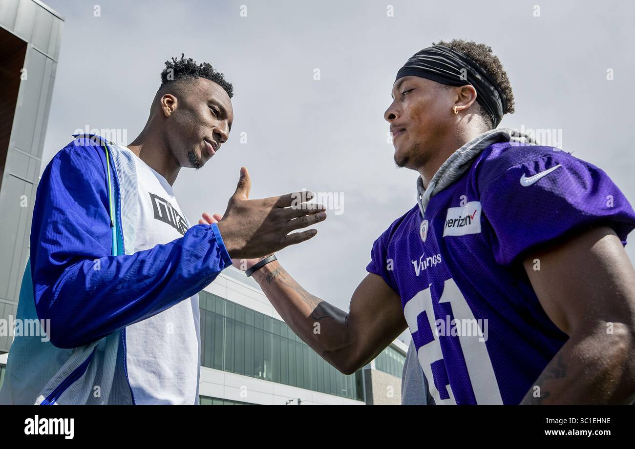 26. Juli 2018: Eagan, MN, USA – Minnesota Timberwolves Draft Pick in der ersten Runde Josh Okogie traf Minnesota Vikings Draft Pick Mike Hughes im Trainingscamp. .... .... – 26. Juli 2018, Eagan, MN, Twin Cities Orthopedics Performance Center, Minnesota Vikings Training Camp, Rookies und Quarterbacks (Kreditbild: Carlos Gonzalez/Minneapolis Star Tribune/TNS via ZUMA Wire) Stockfoto