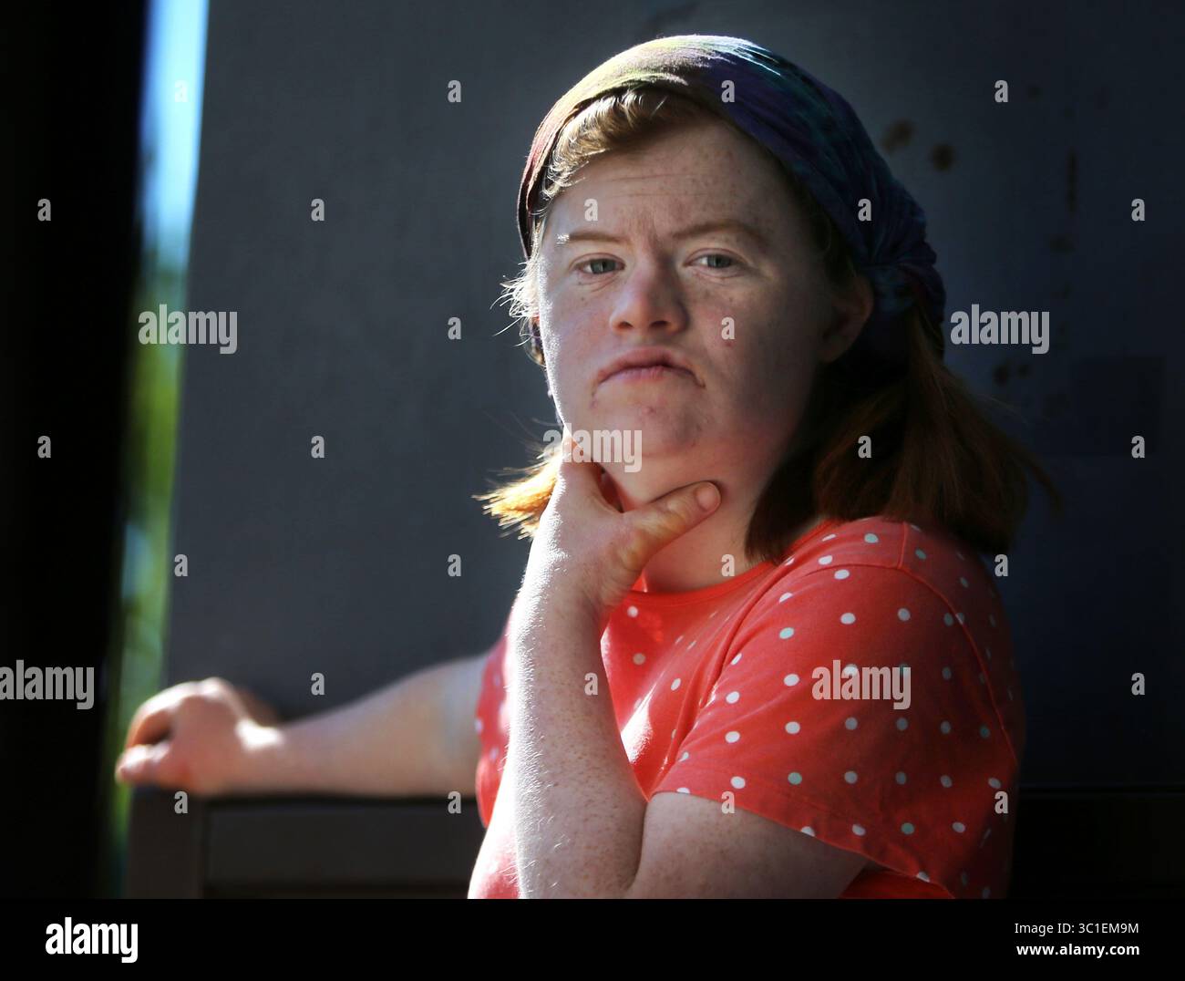 16. September 2015 – Willmar, VT, USA – Rachel Wollum, 26, leidet unter dem Down-Syndrom und hat in ihrer Heimatstadt Middlebury, VT ein florierendes Keksgeschäft. Wollum wurde in einem Kirchenkeller in Middlebury gesehen, wo sie ihre Schokoladen-Chip-Kekse backt. . Vor mehr als einem Jahrzehnt schloss Vermont seine geschützten Werkstätten und Gruppenheime und wettete groß auf die Einbeziehung in die Gemeinschaft und die Auszahlungen waren groß -- sowohl für Behinderte als auch für die Steuerzahler.Rachel Wollum, cq (Credit Image: David Joles/Minneapolis Star Tribune/TNS via ZUMA Wire) Stockfoto