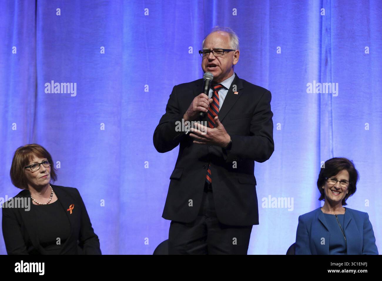 2. Juni 2018 - Rochester, MN, USA - Gouverneurskandidaten von links, Erin Murphy, Tim Walz und Rebecca Otto nehmen an einer Frage-und-Antwort-Sitzung während der DFL State Convention am Samstag, 2. Juni 2018 in Rochester, Minn. Die Demokraten starteten am Freitag in Rochester ihre landesweite Zustimmungskonvention, als sich die Republikaner in Duluth versammelten. Beide Parteien ziehen Kandidaten für den US-Senat, den Generalstaatsanwalt und andere nationale Ämter in Betracht, aber der Schwerpunkt liegt auf dem Rennen um die Ersetzung des scheidenden demokratischen Gouverneurs Mark Dayton. (Bild: Anthony Souffle/Minneapolis Star Tribune/TNS V Stockfoto
