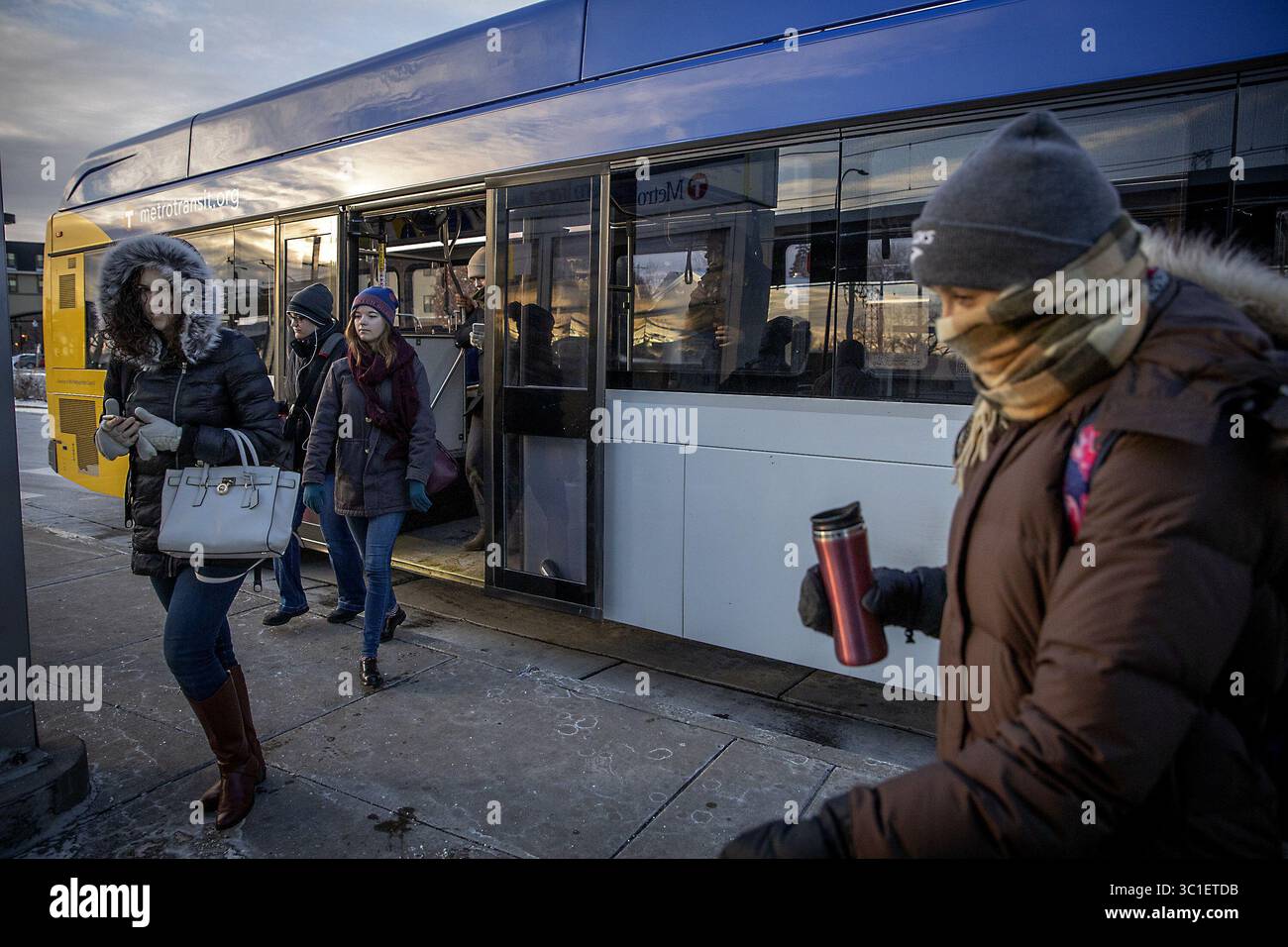 25. Januar 2019 - Minneapolis, MN, USA - USA - A-Line-Buspassagiere kamen am Freitag, 25. Januar 2019 in Minneapolis, MN, an der Haltestelle 46th Street Blue Line LRT aus dem Bus. Die erste Schnellbuslinie, die A-Linie, wurde 2016 eröffnet und gilt weithin als unbeholfener Erfolg. Weitere Strecken sind im Bau, darunter die C- und D-Linien, die beide Nord-Minneapolis bedienen. (Kreditbild: Elizabeth Flores/Minneapolis Star Tribune/TNS via ZUMA Wire) Stockfoto