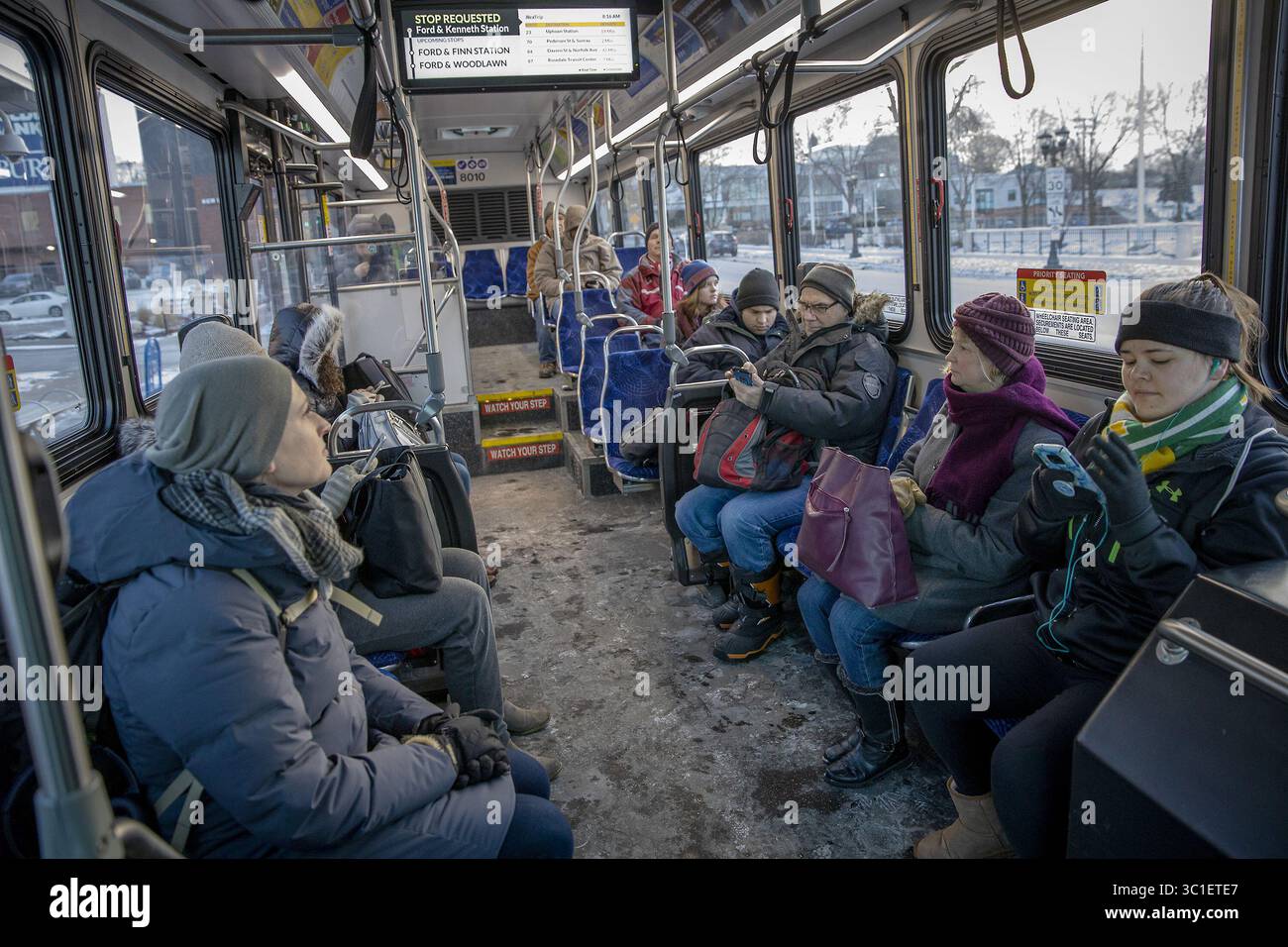 25. Januar 2019 - Minneapolis, MN, USA - USA - A-Line-Buspassagiere fuhren mit der A-Line und machten sich am Freitag, 25. Januar 2019 in Minneapolis, MN, auf den Weg zur 46th Street Blue Line LRT Station. Die erste Schnellbuslinie, die A-Linie, wurde 2016 eröffnet und gilt weithin als unbeholfener Erfolg. Weitere Strecken sind im Bau, darunter die C- und D-Linien, die beide Nord-Minneapolis bedienen. (Kreditbild: Elizabeth Flores/Minneapolis Star Tribune/TNS via ZUMA Wire) Stockfoto