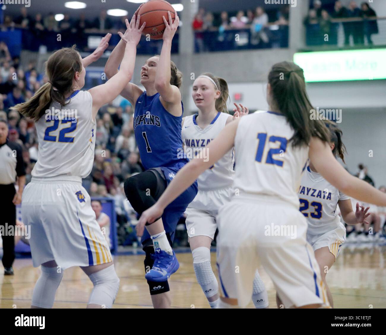 1. Februar 2019 – Minnetonka, MN, USA – Hopkins Paige Bueckers (1) besaß die Nacht und führte ihr Team zu einem 69-66 Sieg über Wayzata, während sie 2000 Highschool-Karrierepunkte als Juniorin erreichte, und sah, wie sie in der zweiten Hälfte am Freitag, 1. Februar 2109, in Richtung Korb fuhr Hopkins-Wayzata Girls (Bild: David Joles/Minneapolis Star Tribune/TNS via ZUMA Wire) Stockfoto
