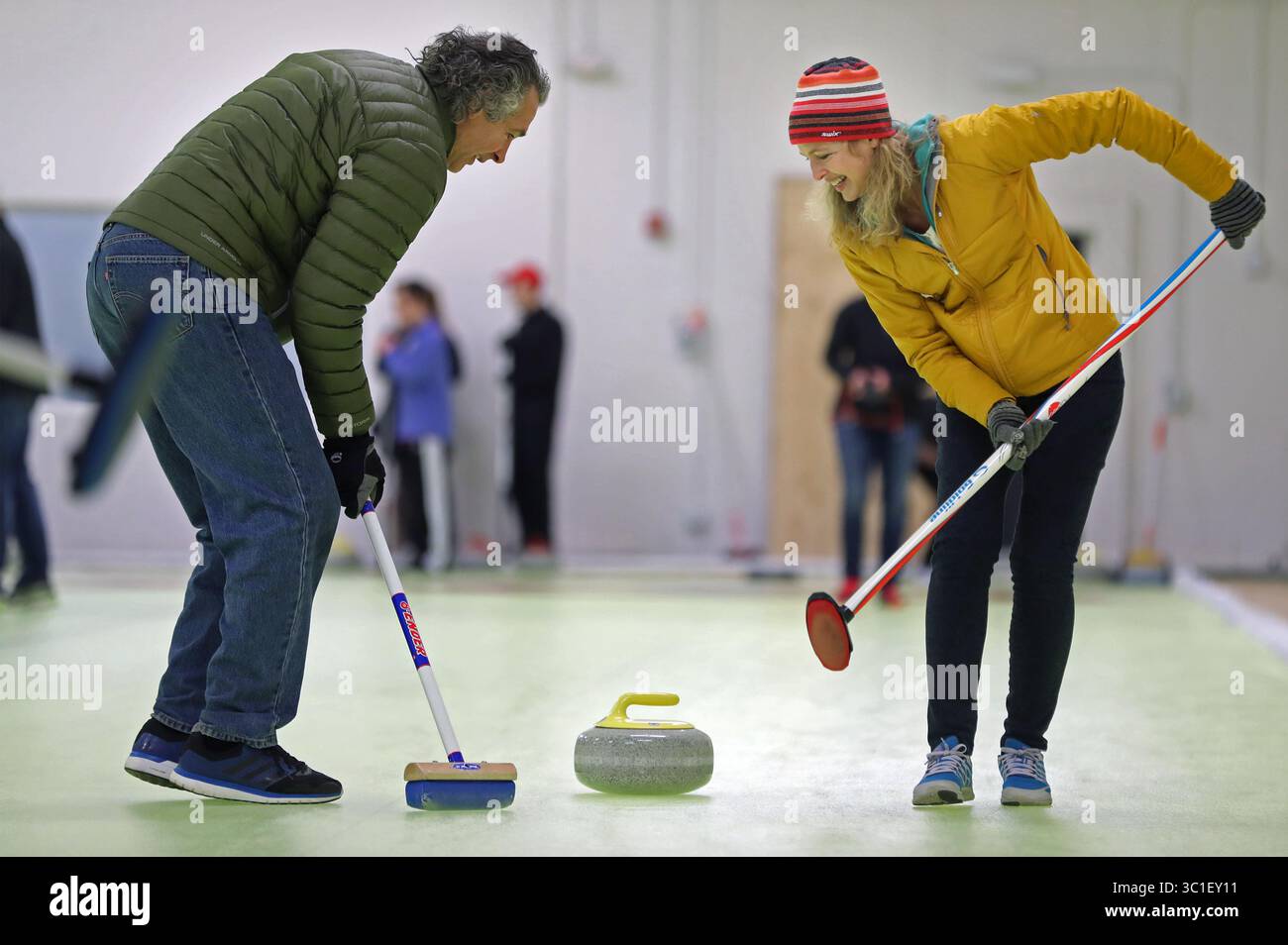 24. Januar 2017: Lakeville, MN, Minnesota, USA – USA – Mike und Kristi Portugue versuchten, den Weg des Steins mit einem Besen auf einen günstigeren Weg zu ändern. Der schottische Eisstocksport zieht von der Iron Range ab und steigt in den Twin Cities an Popularität. Letzte Woche war die Eröffnung von Dakota Curling, dem fünften Curlingclub der Metro-Region und dem vierten seit 2012. (Kreditbild: Richard Tsong-Taatarii/Minneapolis Star Tribune/TNS via ZUMA Wire) Stockfoto