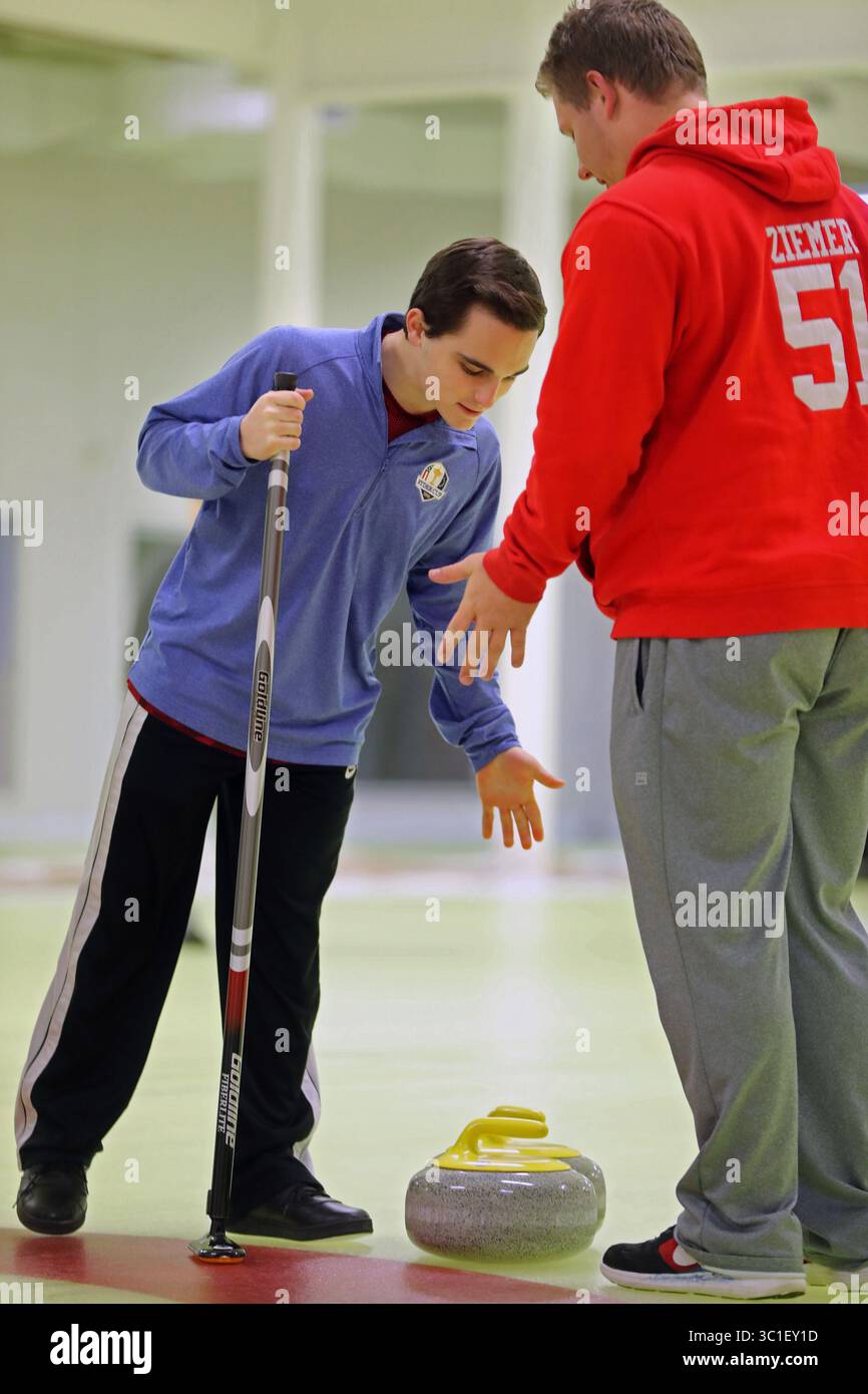 24. Januar 2017: Lakeville, MN, Minnesota, USA, Vereinigte Staaten: Levi Rosenthal und Jeremy Ziemer sind Lakeville North, die an ihrer Schule den Clubsport des Eisstockstockens begonnen haben. Sie halfen Anfängern, das Spiel zu lernen. Der schottische Curling wandert von der Iron Range ab und steigt in den Twin Cities an Popularität. Letzte Woche war die Eröffnung von Dakota Curling, dem fünften Curlingclub der Metro-Region und dem vierten seit 2012. (Kreditbild: Richard Tsong-Taatarii/Minneapolis Star Tribune/TNS via ZUMA Wire) Stockfoto