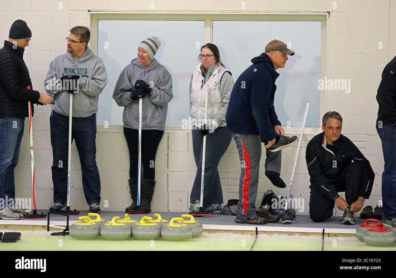 24. Januar 2017 – Lakeville, MN – Minnesota, USA – USA – mehrere Dutzend Menschen nahmen Unterricht und lernten, wie man sich dreht. Der schottische Eisstockstocksport zieht von der Iron Range ab und steigt in den Twin Cities an Popularität. Letzte Woche war die Eröffnung von Dakota Curling, dem fünften Curlingclub der Metro-Region und dem vierten seit 2012. (Kreditbild: Richard Tsong-Taatarii/Minneapolis Star Tribune/TNS via ZUMA Wire) Stockfoto