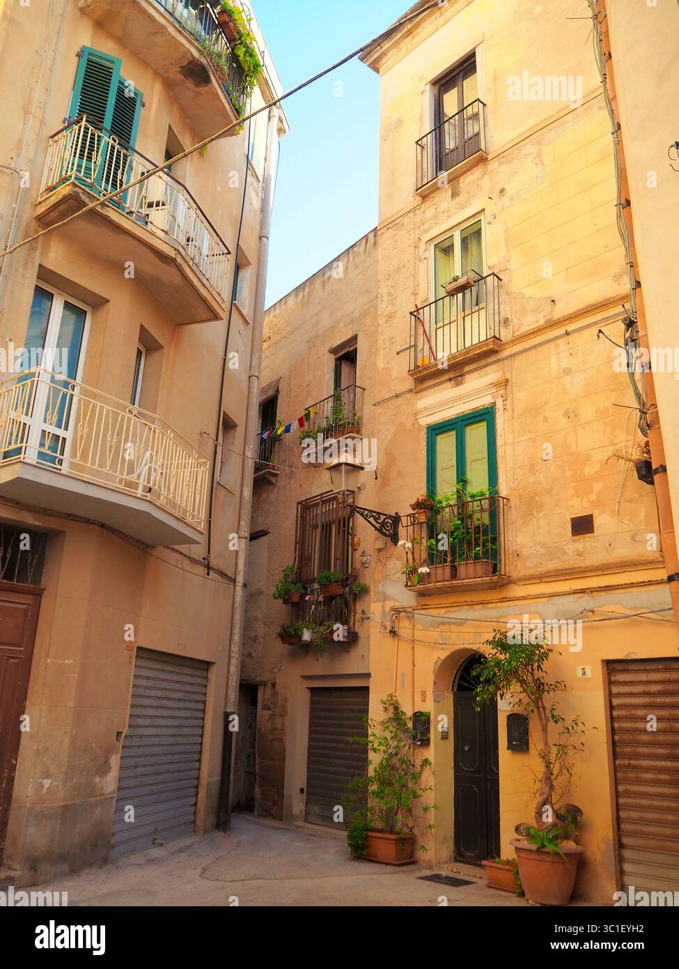 Charmante Gasse mit alten Gebäuden und Balkonen in Trapani, Sizilien, Italien Stockfoto
