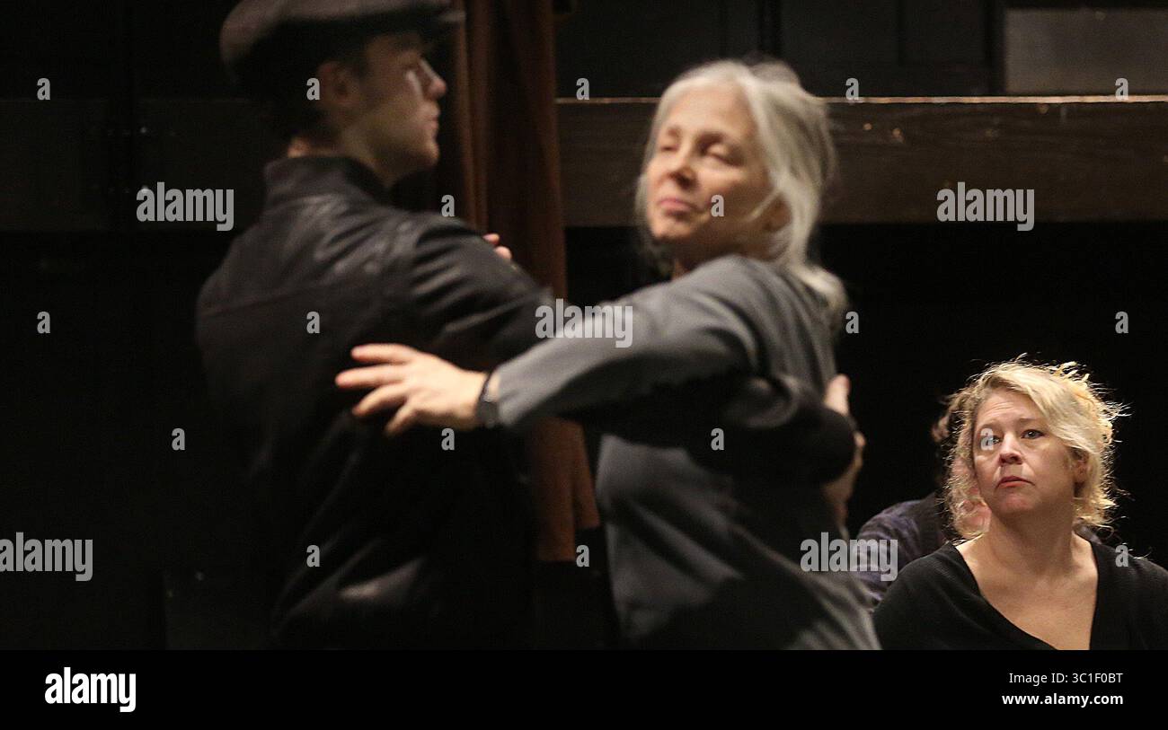 17. Januar 2015 – Minneapolis, Minnesota, USA – die Regisseurin und Showdesigner Lisa Channer beobachtet eine Kostümprobe von „Misserfolg der Probe“, einem Musikstück über Brecht und seine Frauen. Die Produktion wird im Southern Theater stattfinden, aber die Probe fand im Rarig Experimental Theater statt, wo Lehren lehrt. Schauspieler sind Billy Mullaney als Young Brecht und Barbra Berlovitz als Helene Weigel. â€¢ / Minneapolis, MN / 17. Januar 2015 / 14:00 Uhr / HINTERGRUNDINFORMATION: Nach einer Zeit der Abschwächung wegen finanzieller Probleme hofft das Southern Theater, dass es eine Formel für gefunden hat Stockfoto