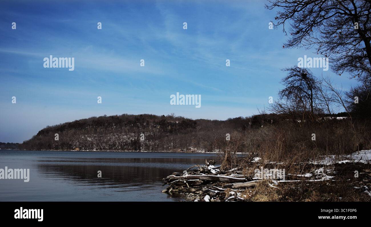 24. März 2015: Hastings, Minnesota, USA: Kati und Nancy Drews, deren Familienbesitz für den Wegenbau genutzt wurde, behaupten, dass die Klippen über dem Wasser durch den Wegenbau erheblich verändert werden. / (Bild: Richard Tsong-Taatarii/Minneapolis Star Tribune/TNS via ZUMA Wire) Stockfoto