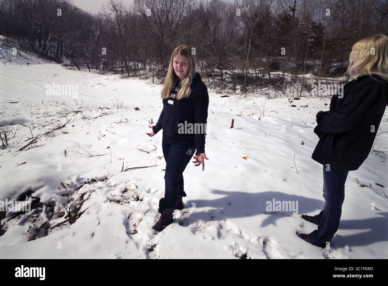 März 2015 - Hastings, Minnesota, USA - Kati, links, und ihre Mutter Nancy Drews, richtig, deren Familienbesitz für den Bau von Wegen genutzt wurde, zeigte die weite Schwade von Land, das klar geschnitten war, um Platz für einen gepflasterten Weg zu schaffen. / (Bild: Richard Tsong-Taatarii/Minneapolis Star Tribune/TNS via ZUMA Wire) Stockfoto