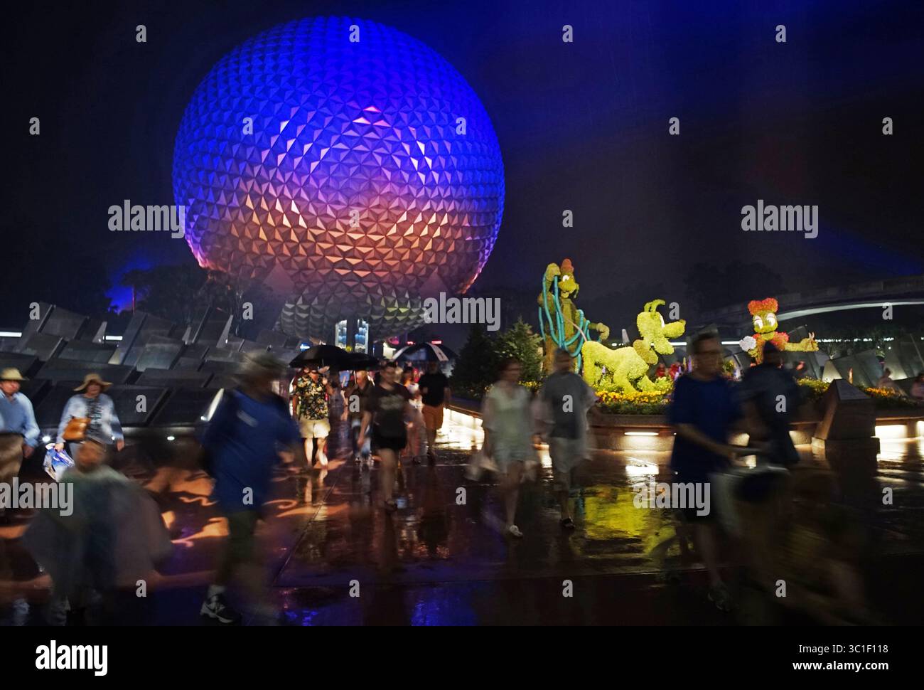 10. April 2015: Minneap[OLIS, Minnesota, USA – im Epcot Center geht der Tag zu Ende, wenn die Besucher nach Hause gehen. / (Bild: Richard Tsong-Taatarii/Minneapolis Star Tribune/TNS via ZUMA Wire) Stockfoto