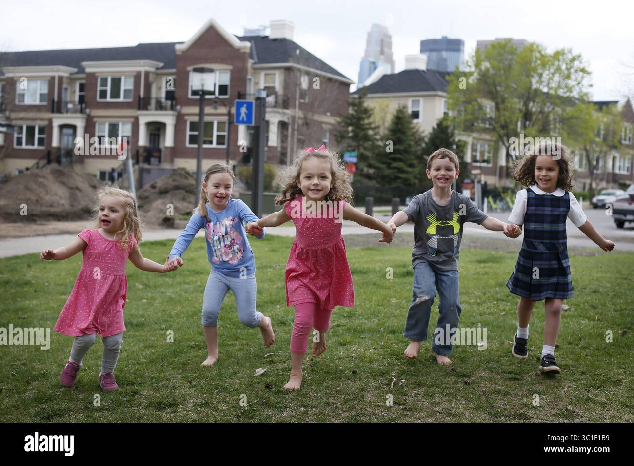 Am 28. April 2015 versammelten sich Rachel Lima, Sophia Helget, Allie Lima, Nils Mullarkey und Sabrine Bahi in 2015 Minneapolis, Minnesota. Stadtgemeinden, in denen die Nachbarn oben und unten leben, nicht Seite an Seite. / (Bild: Jerry Holt/Minneapolis Star Tribune/TNS via ZUMA Wire) Stockfoto Am 28. April 2015 versammelten sich Rachel Lima, Sophia Helget, Allie Lima, Nils Mullarkey und Sabrine Bahi in 2015 Minneapolis, Minnesota. Stadtgemeinden, in denen die Nachbarn oben und unten leben, nicht Seite an Seite. / (Bild: Jerry Holt/Minneapolis Star Tribune/TNS via ZUMA Wire) Stockfoto