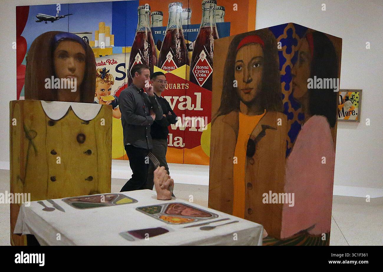 April 2015 - Minneapolis, MN, USA - Abendessen (lackiertes Holz, Gips, Textilien, Öl auf Leinwand, Metallgabel, Lederstiefel, Farbe, Graphit) von Marisol (Marisol Escabar) Venezolaner, geboren Frankreich, 1930 (Vordergrundleben und Stillleben #35, 1963 (Öl und Collage auf Leinwand) von Tom Wesselmann, Amerikaner, 1931-2004. . / Minneapolis, MN / 3. April 2015 /11:30 UHR - HINTERGRUNDINFORMATIONEN: In der amerikanischen Kultur-Fantasie war die Pop-Kunst eine nationale Feier des typisch amerikanischen Phänomens „Konsumkultur“, alles Hotdogs, Ketchup und Beach Bingo. Aber es gab eine weltweite Blüte von Simill Stockfoto