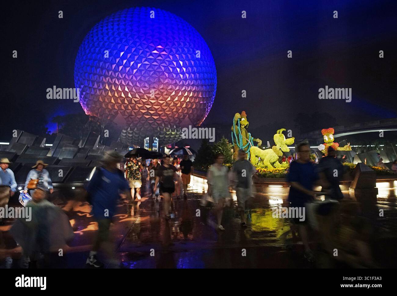 10. April 2015: Minneap[OLIS, Minnesota, USA – im Epcot Center geht der Tag zu Ende, wenn die Besucher nach Hause gehen. / (Bild: Richard Tsong-Taatarii/Minneapolis Star Tribune/TNS via ZUMA Wire) Stockfoto
