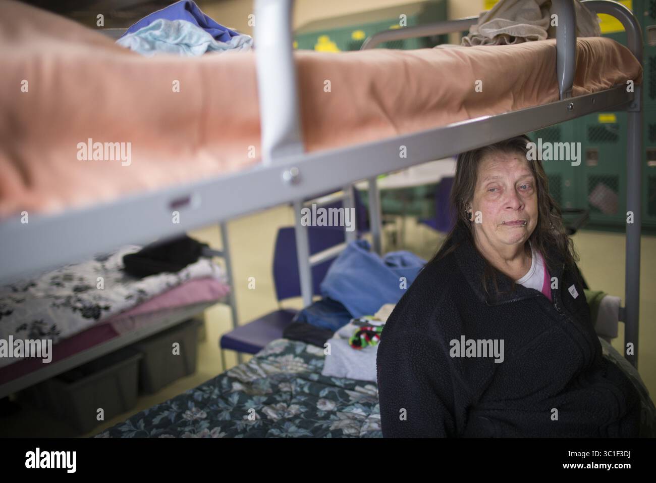 24. April 2015 – St. Paul, USA – Jane Turner, 62, ist seit anderthalb Jahren obdachlos und lebt in einem Tierheim. Jane ist Teil einer wachsenden Zahl von obdachlosen Seniorinnen. Sie wird Dorothy Day bald verlassen, um in eine Einrichtung für betreutes Wohnen zu ziehen. Sie posierte für ein Foto auf ihrem Etagenbett im Dorothy Day Center am Freitag, den 24. April 2015, in St. Paul, Minn. (Credit Image: Renee Jones Schneider/Minneapolis Star Tribune/TNS via ZUMA Wire) Stockfoto