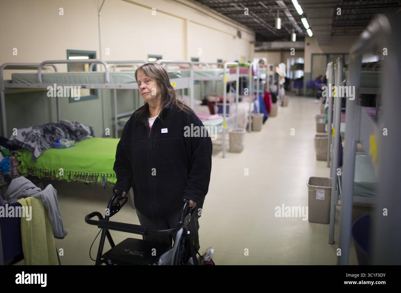 24. April 2015 – St. Paul, USA – Jane Turner, 62, ist seit anderthalb Jahren obdachlos und lebt in einem Tierheim. Jane ist Teil einer wachsenden Zahl von obdachlosen Seniorinnen. Sie wird Dorothy Day bald verlassen, um in eine Einrichtung für betreutes Wohnen zu ziehen. Am Freitag, den 24. April 2015, ging sie durch den Schlafbereich der Frauen im Dorothy Day Center in St. Paul, Minn. (Kreditbild: Renee Jones Schneider/Minneapolis Star Tribune/TNS via ZUMA Wire) Stockfoto