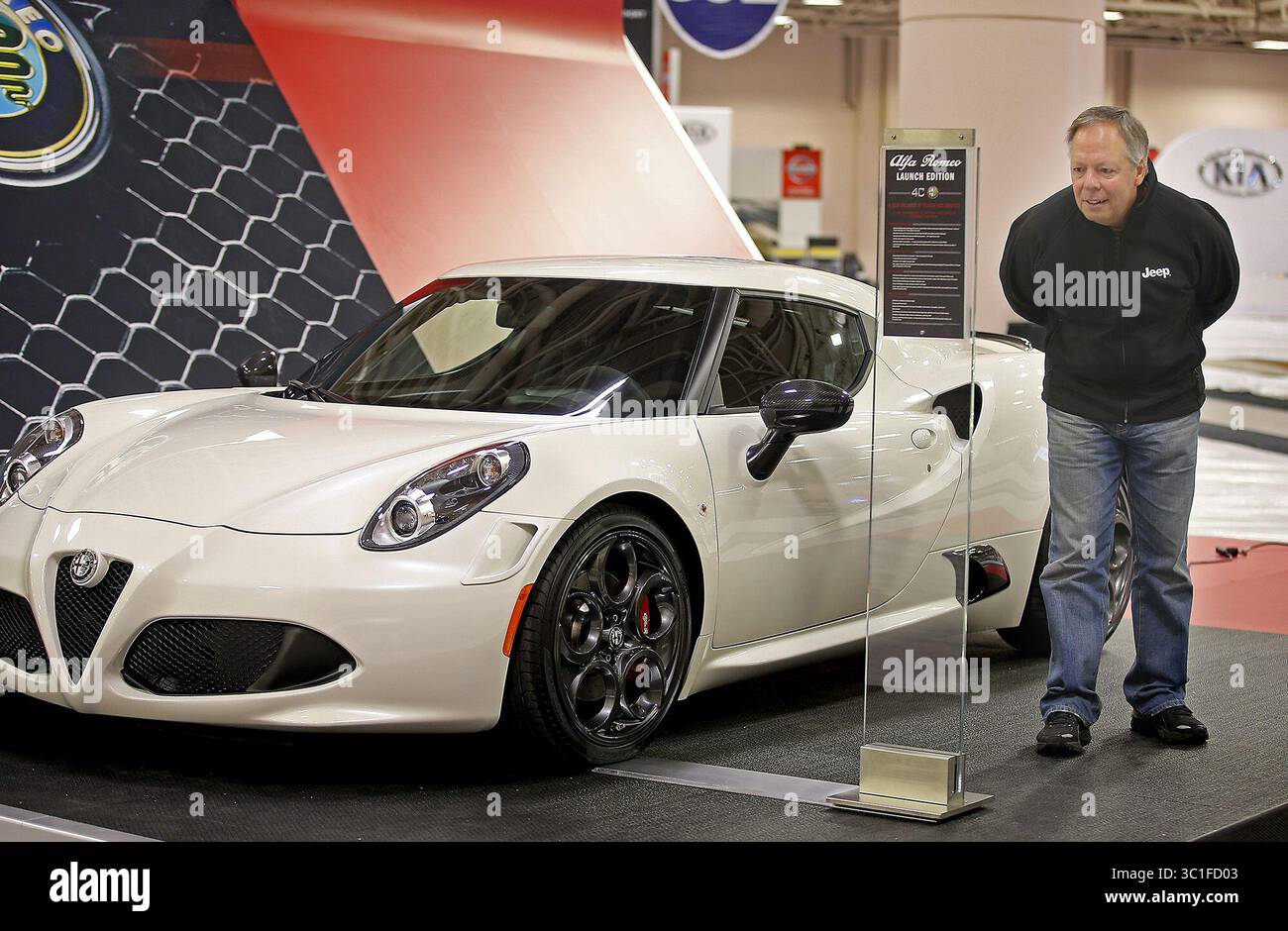 6. März 2015 – Minneapolis, MN, USA – Bob Dunn, der Area Sales Manager der FCA Group, hat sich das Alfa Romeo angesehen, als es für die jährliche Minneapolis Auto Show am Freitag, 6. März 2015 in Minneapolis, MN, vorbereitete. Die Show beginnt am Samstag im Minneapolis Convention Center. (/STAR TRIBUNE) (Bild: Elizabeth Flores/Minneapolis Star Tribune/TNS via ZUMA Wire) Stockfoto