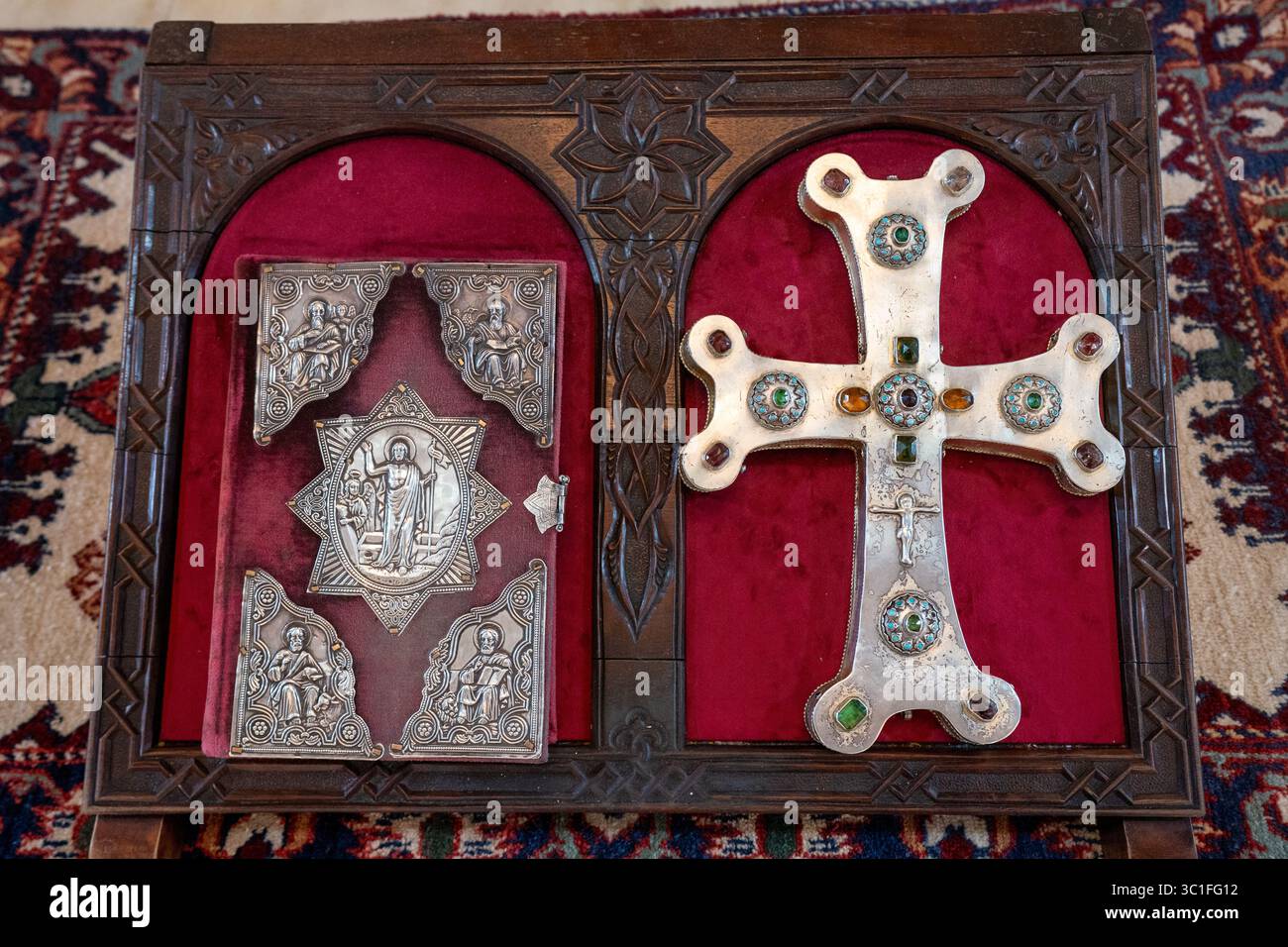 Kreuz und Bibel am Mutterstuhl des Heiligen Etschmiadzin, dem Zentrum der Armenisch-Apostolischen Kirche in Etschmiadzin, Armenien Stockfoto