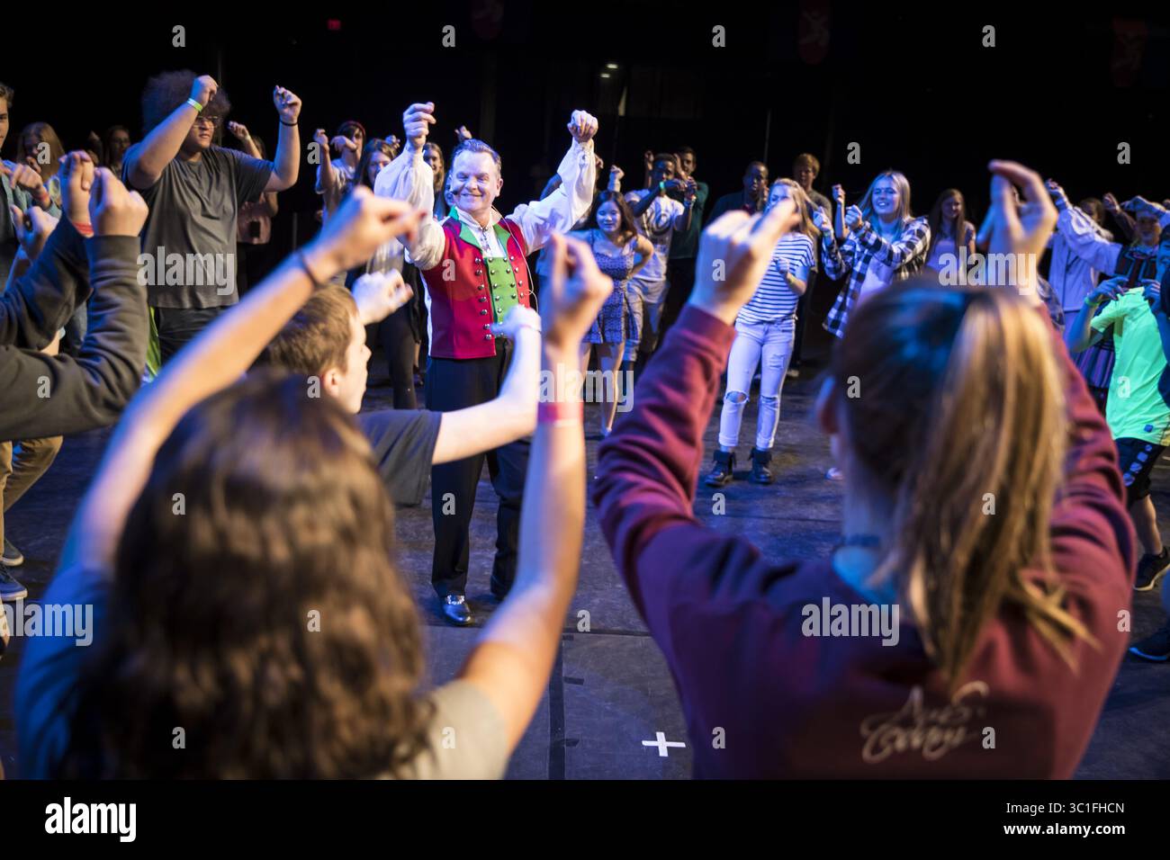 5. Mai 2017: St. Paul, MN, USA – Don LaCourse, künstlerischer Leiter des Ethnic Dance Theatre, führte am 5. Mai 2017 eine Gruppe von Menschen in einem israelischen Volkstanz namens Zemer Atik während einer Tanzstunde beim Festival of Nations im River Centre in St. Paul, Minn., an. Die meisten Teilnehmer des Festivals der Nationen waren Schulkinder auf einer Exkursion. (Kreditbild: Renee Jones Schneider/Minneapolis Star Tribune/TNS via ZUMA Wire) Stockfoto