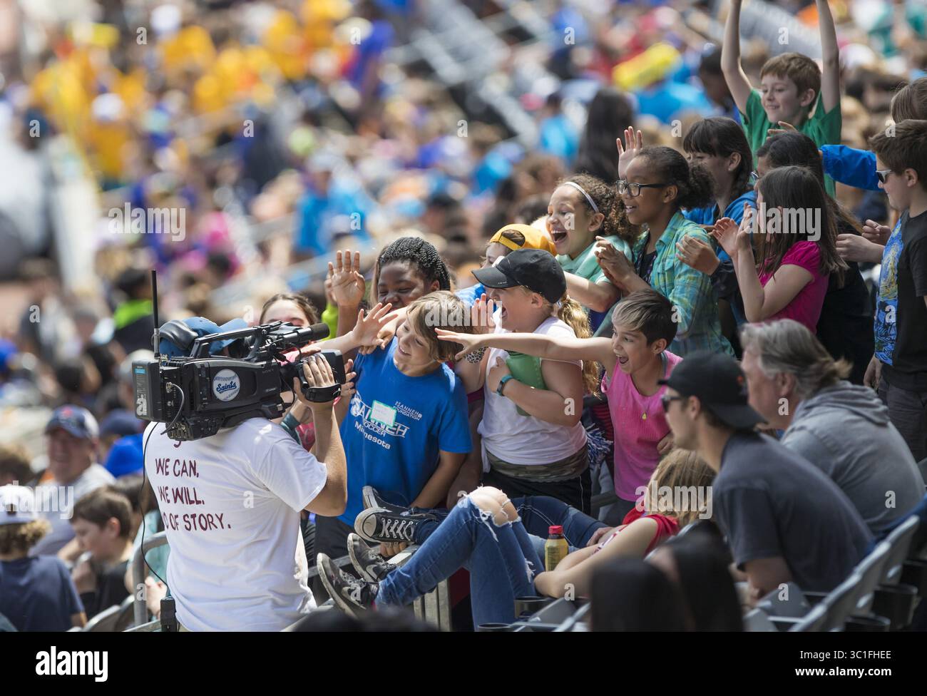 16. Mai 2017 - St. Paul, MN, USA - Kinder auf Schulausflügen haben sich zusammengetan, um beim Education Day am Dienstag, den 16. Mai 2017, bei einem St. Paul Saints-Ausstellungsspiel in St. Paul, Minn., vor der Kamera zu sein. (Kreditbild: Renee Jones Schneider/Minneapolis Star Tribune/TNS via ZUMA Wire) Stockfoto