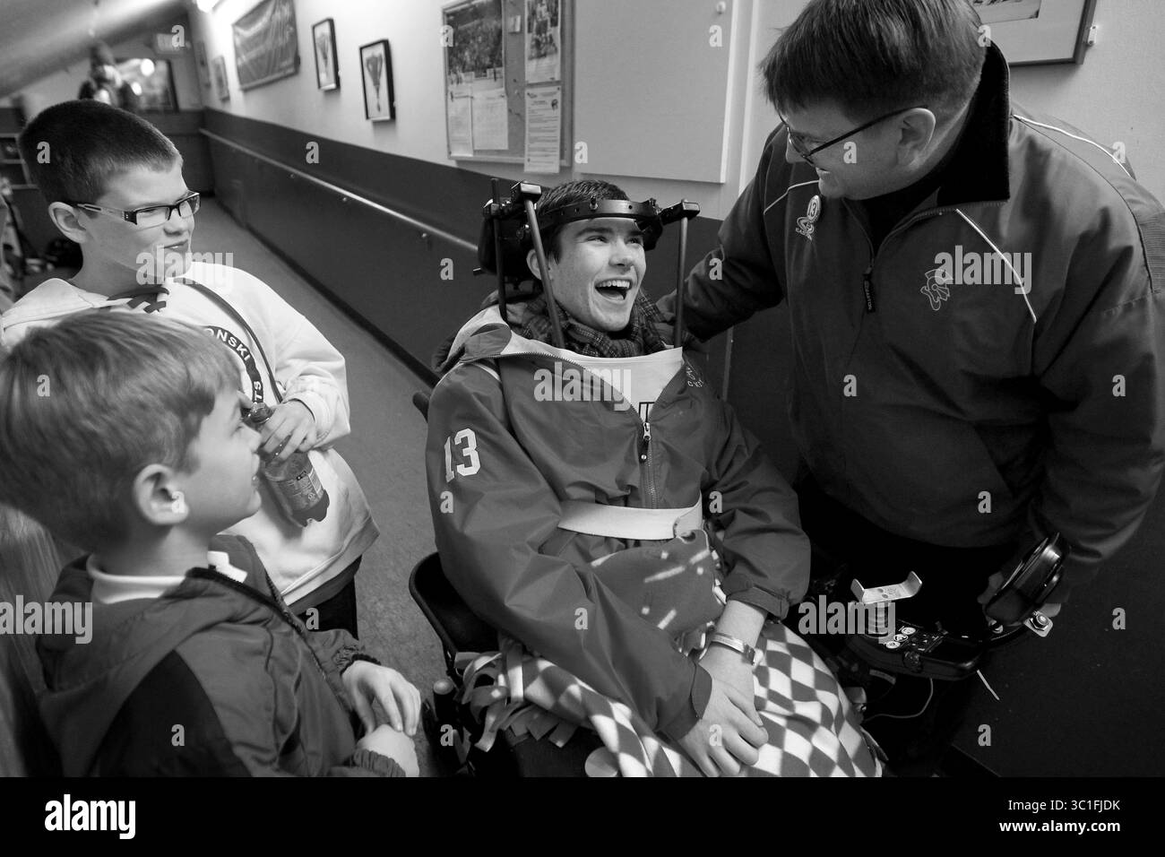 23. Februar 2012 – St. Louis Park, MN, USA – 23. Februar 2012 – Jack Jablonski wurde von seinem Hockeytrainer Ken Pauly in der Umkleidekabine begrüßt. , 23. Februar 2012, St. Louis Park, Minn, Jack Jablonski, St. Louis Park Recreation Center, Benilde St. Margaret's (19-6-0) erhielt heute den dritten Seed in den Play-offs der Sektion 6AA und wird die Holy Family (18-7-0) in einem Viertelfinale veranstalten, Jack AT wird am BSM-Spiel für Sectionals teilnehmen (Credit Image: Carlos Gonzalez/Minneapolis Star Tribune/TNS via ZUMA Wire) Stockfoto