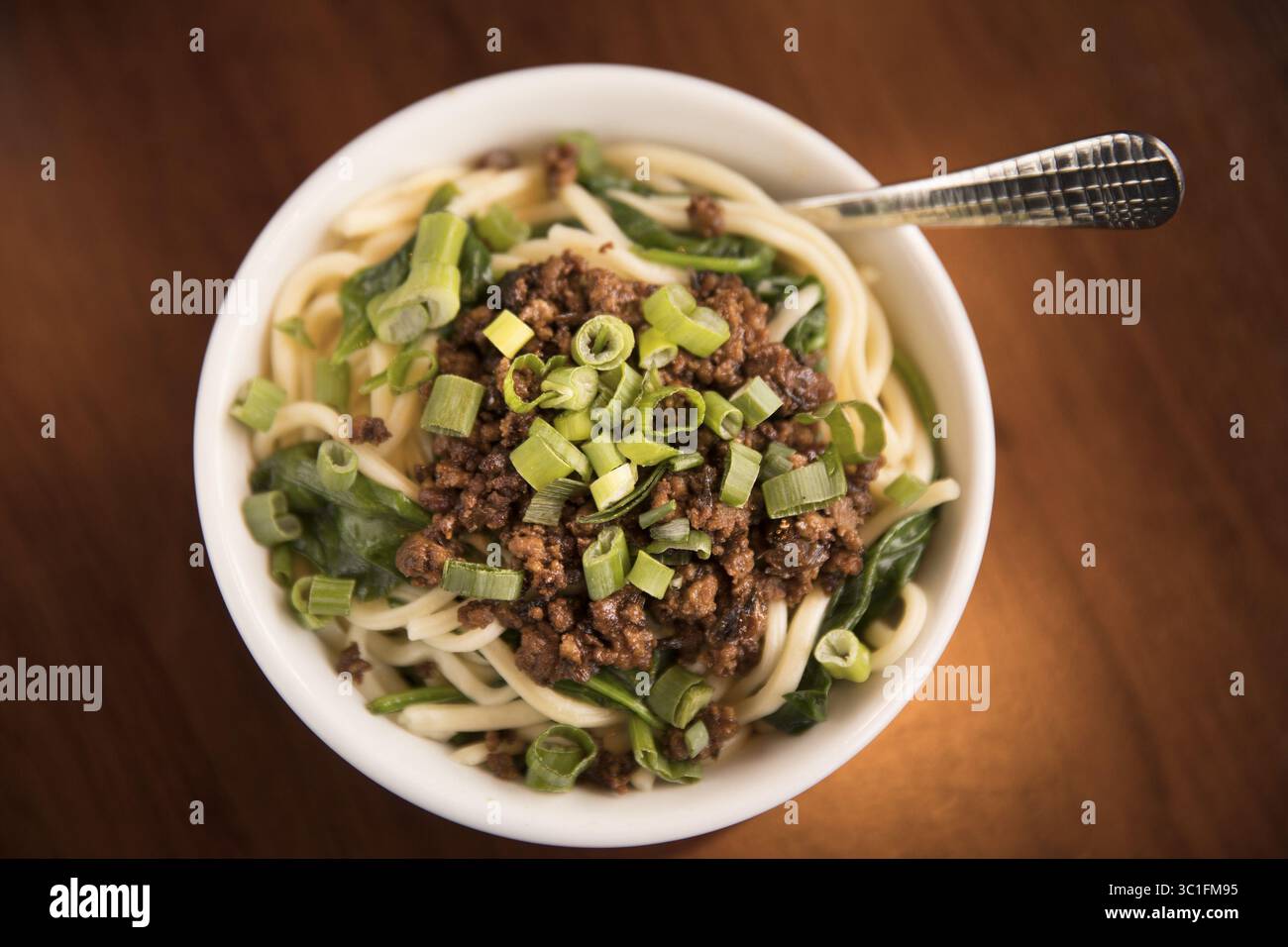 31. März 2017 – Minneapolis, MN, USA – Dan Dan Dan Nudeln garniert mit scharfer Sesamsauce, grünem Gemüse und Hackfleisch vom Schwein. ...HINTERGRUNDINFORMATIONEN: Rezension des Restaurants: Jun, ein zeitgenössisches chinesisches Restaurant im Viertel North Loop, fotografiert am Freitag, 31. März 2017. (Kreditbild: Leila Navidi/Minneapolis Star Tribune/TNS via ZUMA Wire) Stockfoto