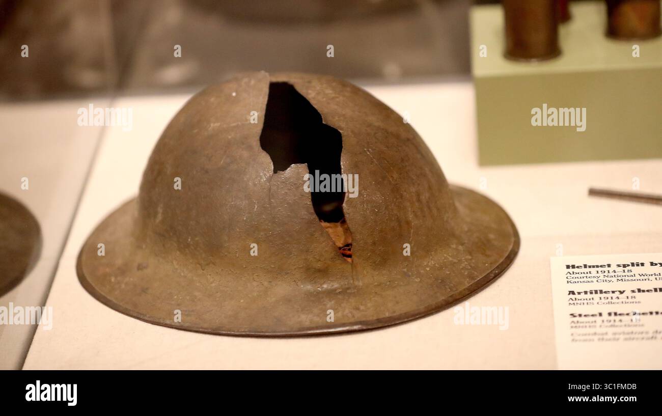 4. April 2017 - St. Paul, MN, USA - USA - Ein Blick hinter die Kulissen der neuen Ausstellung des Minnesota History Center zum Ersten Weltkrieg, die am Samstag in St. Paul eröffnet wird und möglicherweise zu einer Wanderausstellung werden wird. Hier wurde der helmut eines Soldaten des Ersten Weltkriegs durch Splitter geteilt und am Dienstag, 4. April 2017, in St. Paul, MN, gesehen. Werfen Sie einen Blick hinter die Kulissen der neuen Ausstellung des Minnesota History Center aus dem Ersten Weltkrieg, die am Samstag in St. Paul eröffnet wird und möglicherweise zu einer Wanderausstellung werden wird. Der 100. Jahrestag des Eintritts der USA in den Ersten Weltkrieg ist Donnerstag. (Kreditbild: David Joles/Minneapolis Star Tribune/TNS via ZUMA Wire) Stockfoto
