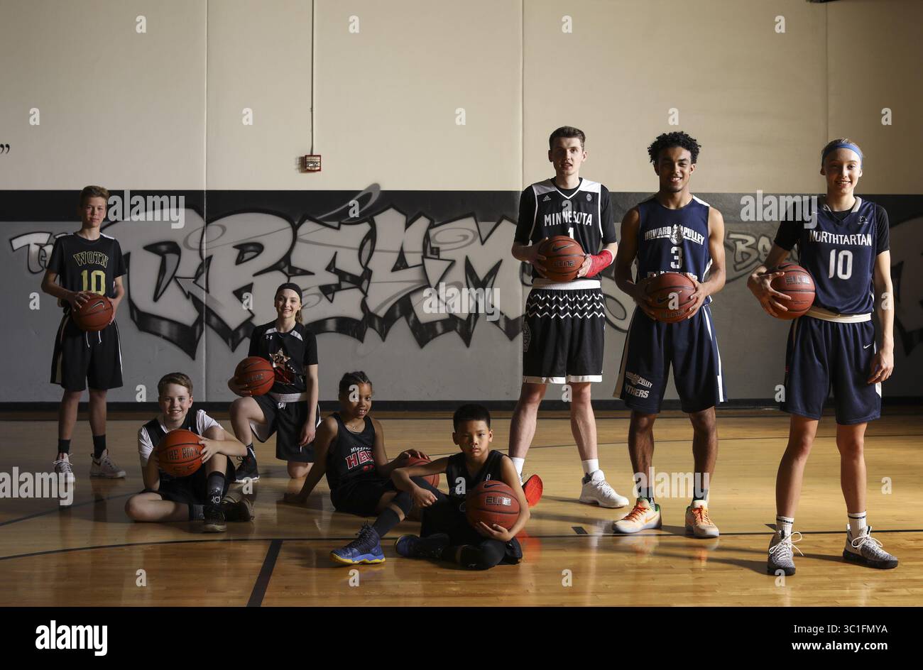 7. Mai 2017: Lakeville, MN, USA: Ein Treffen von AAU- und Club-Basketballspielern auf dem Wear Out the Net Court in Lakeville. Sie sind, von links, Jake Runyan, 8. Klasse, Gavin Pierce, 6. Klasse, Taryn Hamling, 6. Klasse, Maya Sampy, 4. Klasse, Ethen Danh, 4. Klasse, Matt Hurt, 2. Klasse, Tre Jones, junior und Paige Bueckers, Erstsemester. Minnesota ist auch zum Bundesstaat des Basketballs geworden, da sich die Qualität der Spieler in den letzten 15-20 Jahren dramatisch verbessert hat. Langjährige Follower verfolgen die Verbesserung bis zum Beginn des AAU-Spiels im Jahr 1989 und wachsen derzeit auf mehr als 40 Programme im ganzen Land Stockfoto