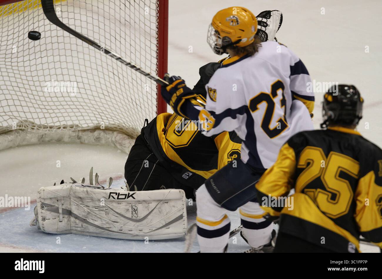 7. März 2012: US-Hockey-Turnier der Jungen, Viertelfinale der Klasse A, Breck School vs. Marshall School, Duluth, 7.3.2012. (Von links nach rechts) Brecks Matt Colford schlug den Puck an Marshall-Torwart Christian Coffman vorbei, um das 3. Mustang-Tor in der 2. Periode zu erreichen. /Star Tribune Matt Colford, Christian Coffman/Programm. (Kreditbild: Bruce Bisping/Minneapolis Star Tribune/TNS via ZUMA Wire) Stockfoto