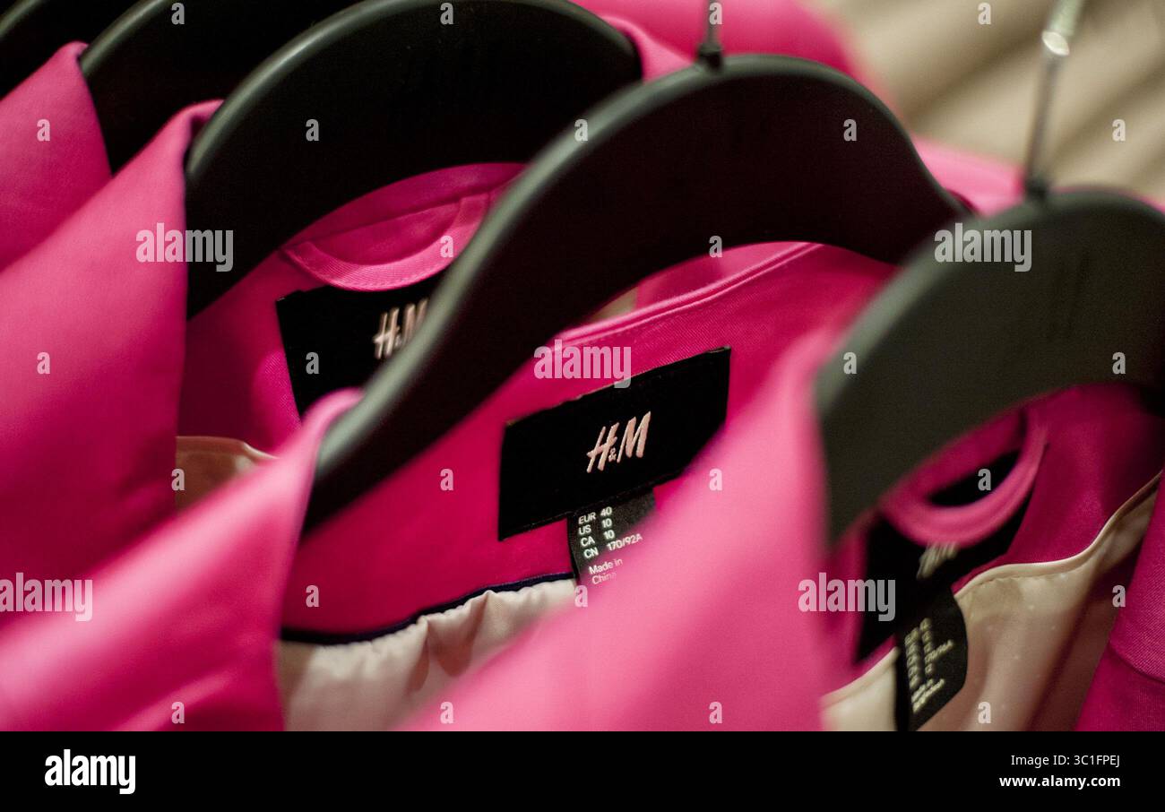 August 2012 - Minneapolisl, Minnesota, USA - der H&M-Laden in der Mall of America. H&M kommt zum Calhoun Square, Minneapolis. DONNERSTAG, 2. August 2012. EINZELHANDEL, BEKLEIDUNG, BEKLEIDUNG, VERKAUF, (Kreditbild: Glen Stubbe/Minneapolis Star Tribune/TNS via ZUMA Wire) Stockfoto