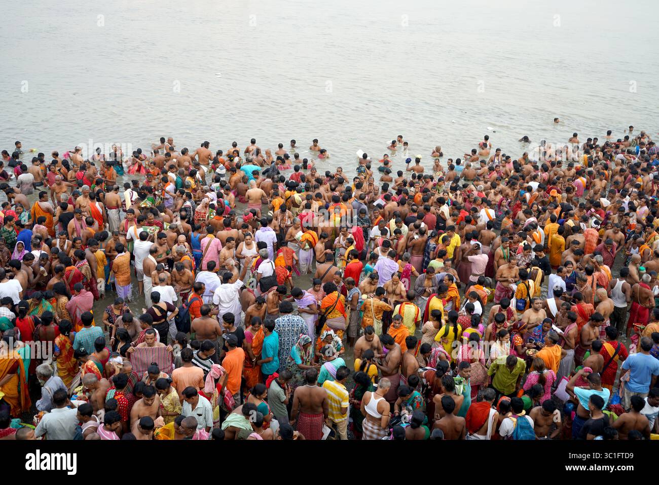 14. Oktober 2023, Babughat, Kalkutta, Westbengalen, Indien. Tausende versammeln sich zum heiligen Bad am Ufer des Ganges Stockfoto