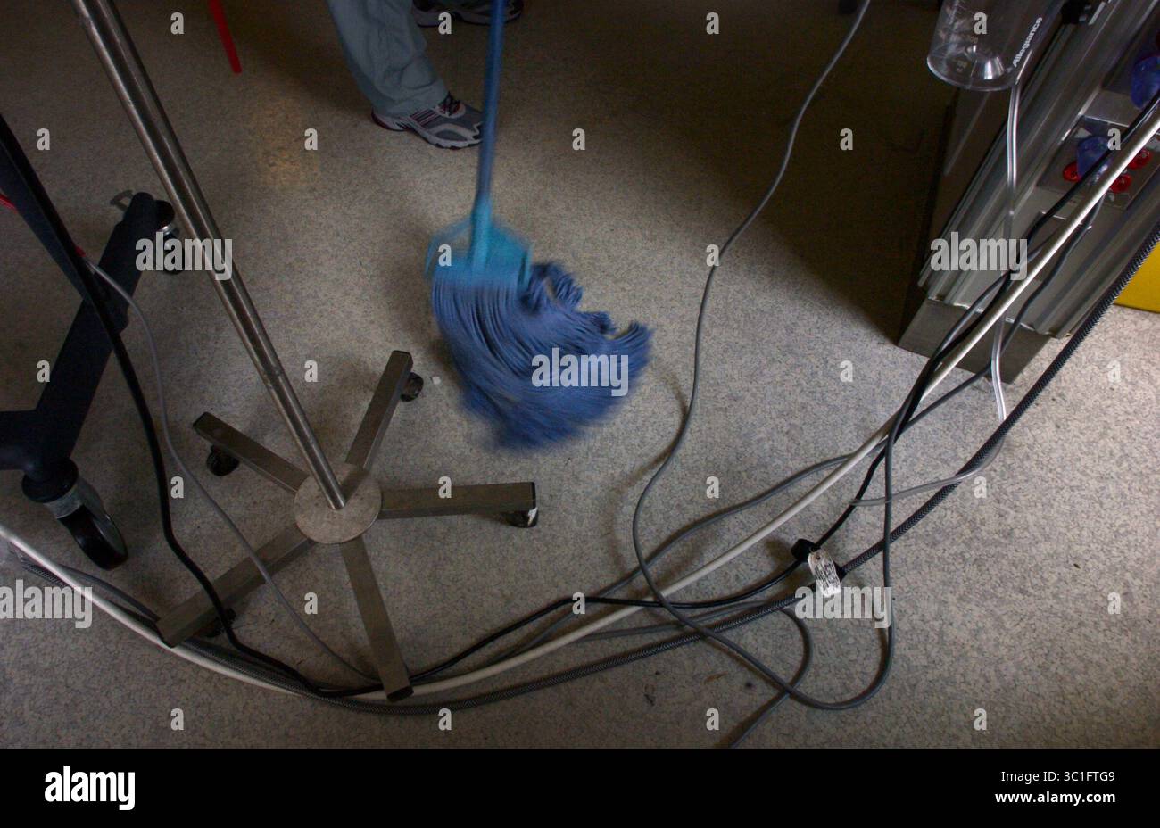 Jan 08, 2005 - Toronto, ON, KANADA - der Bereich des Patientenbetts wird in der Critical Care Unit (CRCU) des Sunnybrook and Women's College Hospital gereinigt, während der Ptient nicht für einen CT-Scan da ist. (Kreditbild: Rick Madonik/Minneapolis Star Tribune/TNS via ZUMA Wire) Stockfoto