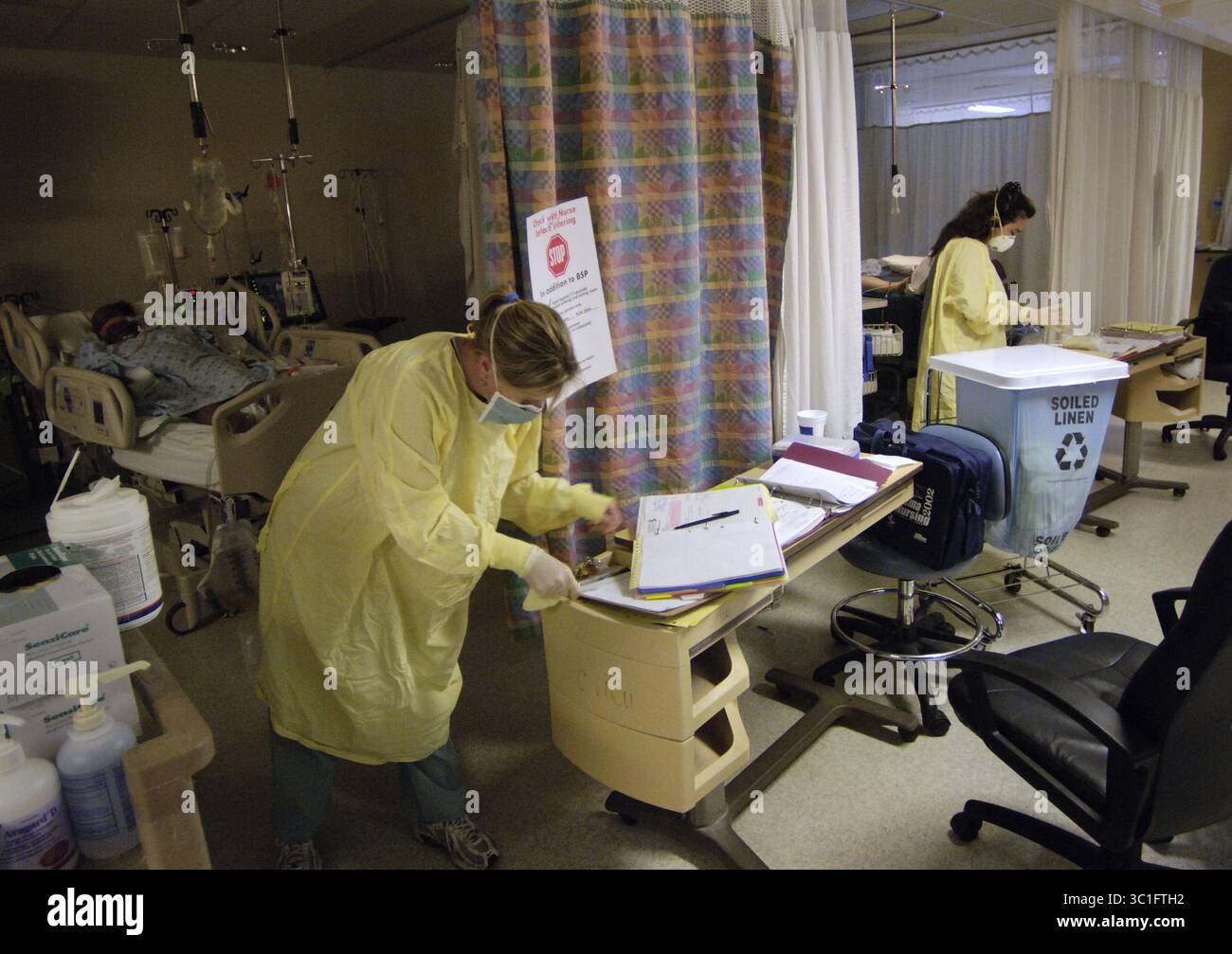 Januar 2005 - Toronto, ON, KANADA - die Isolierung für MRSA-Infektionen in der Critical Care Unit (CRCU) am Sunnybrook and Women's College Hospital. Das Personal muss bei der Behandlung von Patienten ein vollständiges Kleid, eine Maske und Handschuhe tragen. (Kreditbild: Rick Madonik/Minneapolis Star Tribune/TNS via ZUMA Wire) Stockfoto