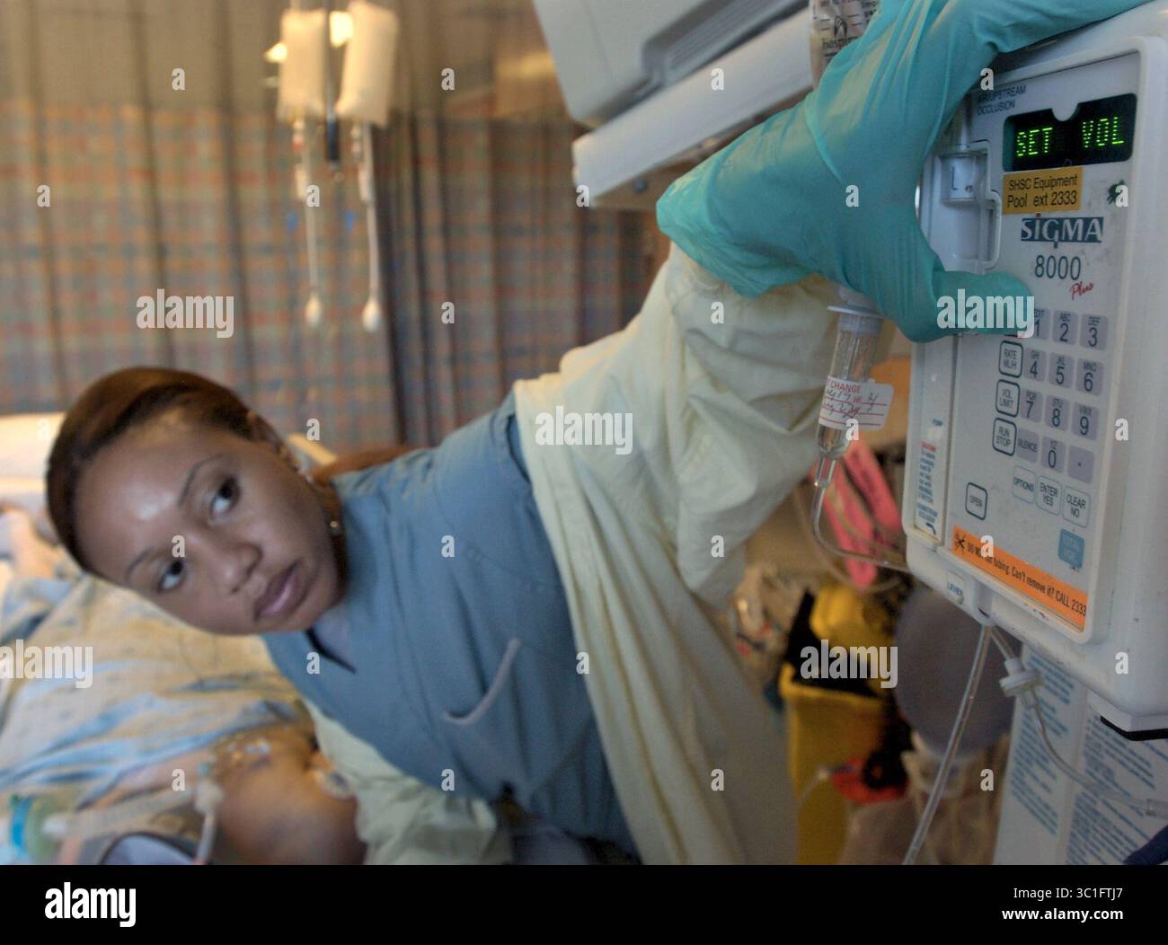 Januar 2005 - Toronto, ON, KANADA - KRANKENSCHWESTER NZINGA Kelly stellt eine Infusionspumpe für ihren Patienten in der Critical Care Unit (CRCU) des Sunnybrook and Women's College Hospital ein. (Kreditbild: Rick Madonik/Minneapolis Star Tribune/TNS via ZUMA Wire) Stockfoto