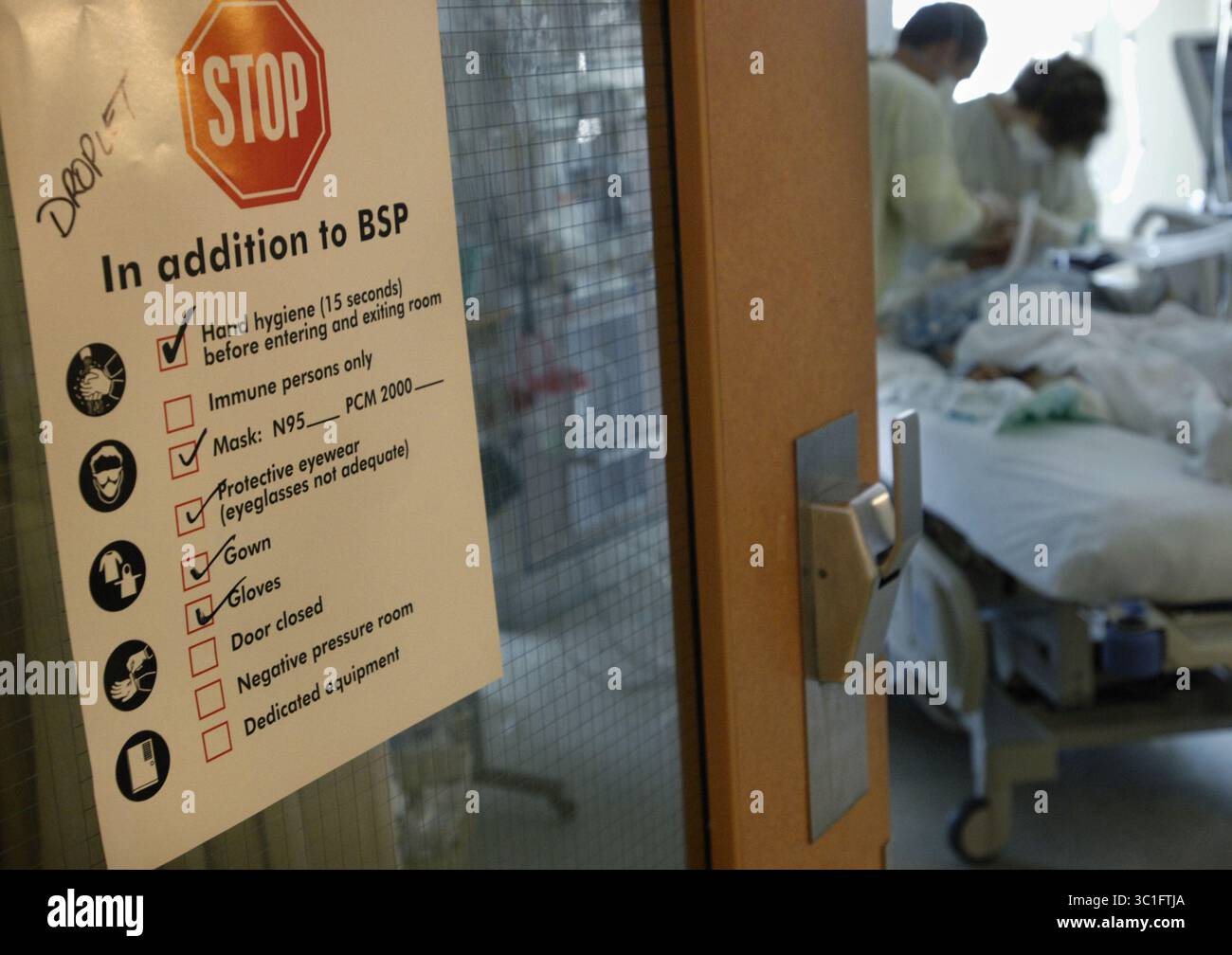 Jan 08, 2005 - Toronto, ON, KANADA - aufgrund der hohen Anzahl beatmeter Patienten sind Atemwegsinfektionen ein wichtiges Problem in der Critical Care Unit (CRCU) des Sunnybrook and Women's College Hospital. (Kreditbild: Rick Madonik/Minneapolis Star Tribune/TNS via ZUMA Wire) Stockfoto