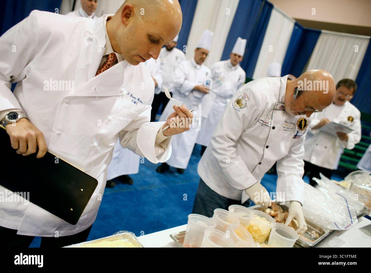 Februar 2007 – Minneapolis, MN, USA – von links nach rechts: Im Minneapolis Convention Center hat Richter J. KEVIN WALKER, ein zertifizierter Chefkoch, eine Konditorcreme, um seine Qualität zu beurteilen. Zwei Teams von Le Cordon Bleu und ein Team von den Art Institutes International Minnesota treten beim Messerwettbewerb an, bei dem sie Gemüse, Huhn, Fisch und ein Gebäck zubereiteten. (Kreditbild: Richard Tsong-Taatarii/Minneapolis Star Tribune/TNS via ZUMA Wire) Stockfoto