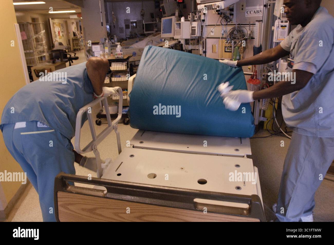 Januar 2005 - Toronto, ON, KANADA - zwei PSAs desinfizieren das Bett 43, nachdem ein Patient aus der Critical Care Unit (CRCU) des Sunnybrook and Women's College Hospital verlegt wurde. (Kreditbild: Rick Madonik/Minneapolis Star Tribune/TNS via ZUMA Wire) Stockfoto