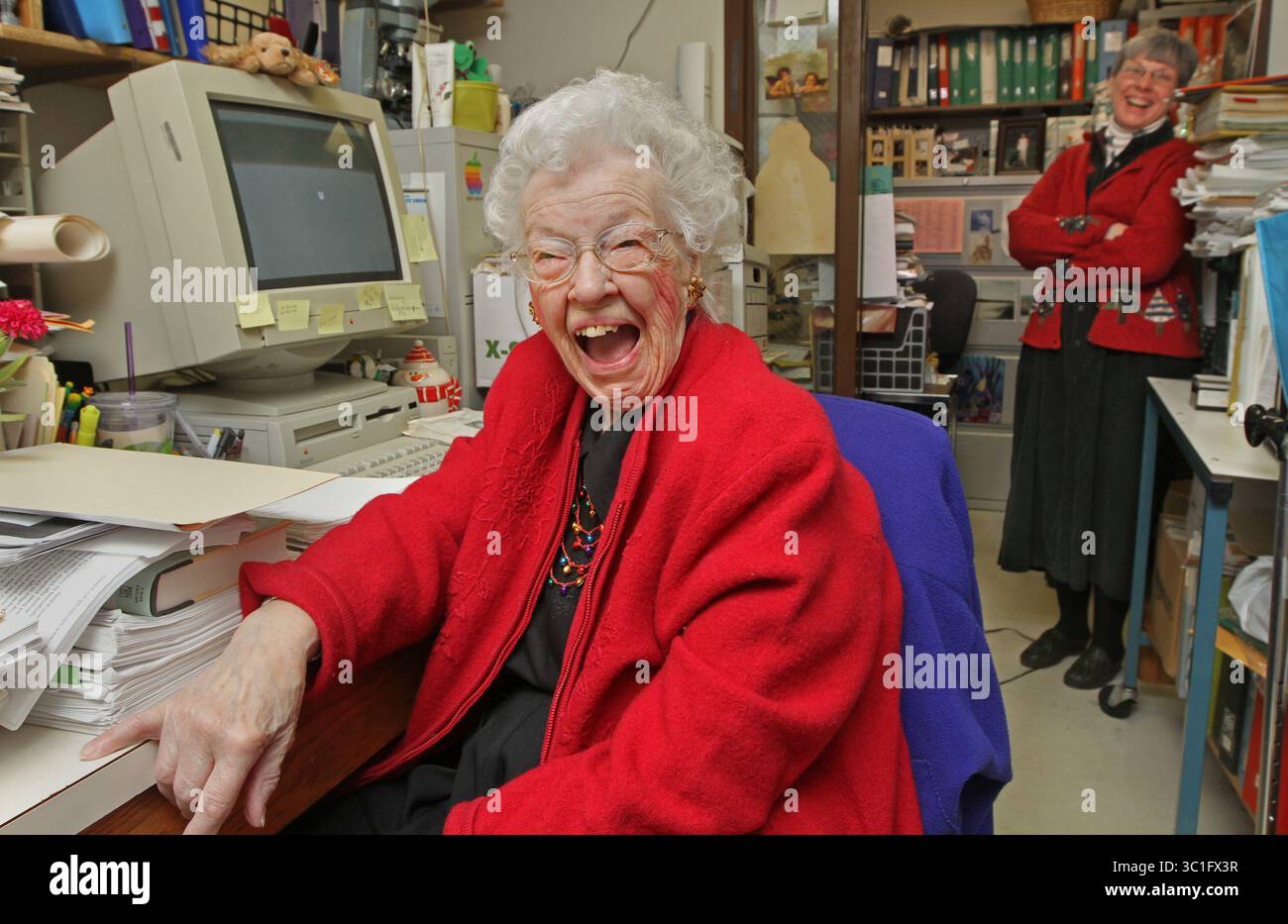 12. Dezember 2012 - USA - (von links nach rechts) Doris Sackett, 94, von Falcon Heights, hat beschlossen, dass es Zeit ist, in den Ruhestand zu gehen. Doris sprach über ihr Leben, als ihre Tochter Linda Sackett Lundeen einige Details eingab. Seit sie vor Pearl Harbor arbeitete, stimmen die meisten ihrer Freunde zu. Doris begann 1940 in den Werften von Seattle zu arbeiten, zog nach Montgomery Wards in St. Paul und später zur Lexington Lumber Co. In Roseville, wo ihr Mann Manager war. Nach 30 Jahren als Sekretärin in einer Kirche in Roseville wechselte sie 1989 zum Regions Hospital, um Punschkartendaten in Computerdateien zu übertragen. Eine Party mit Stockfoto