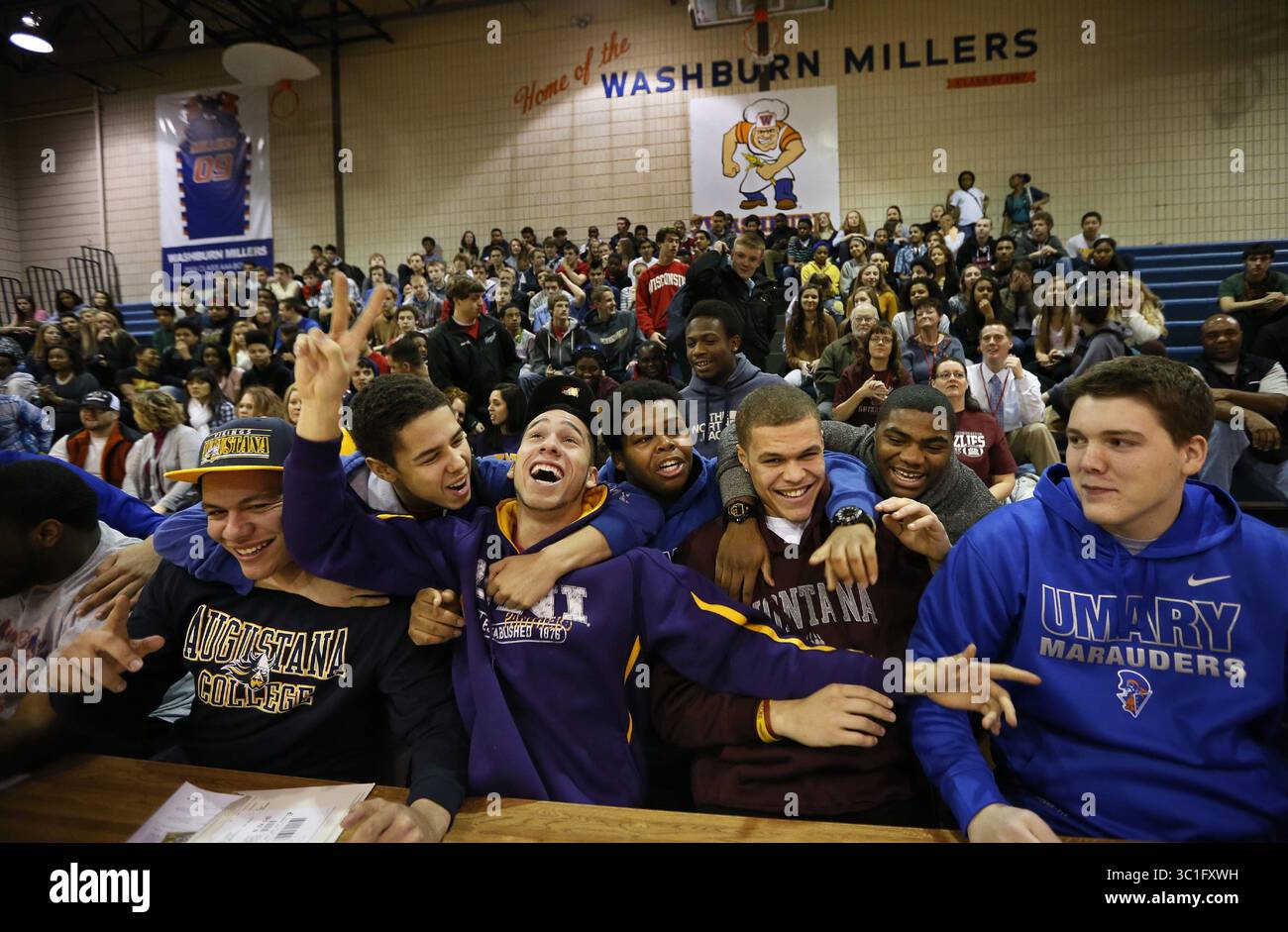 6. Februar 2013 – Minneapolis, MN, USA – es war der Tag der Unterzeichnung des National Letter of Intent und die Washburn High School in Minneapolis hielt eine Zeremonie für ihre fünf besten Rekruten ab. Hier feiert Jamison Whiting (Mitte mit Gesicht nach oben) mit Klassenkameraden, nachdem er bei Northern Iowa unterschrieben hat. (L bis R) Calvin Tinnin (weit links kein Gesicht), Ridgewater Comunity College; Corey Peterbaugh, Augustana; Jamison Whiting, Northern Iowa; Noah Scarver, University of Montana und Jack Evenson, University of Mary. Û¢ , MN - 02.06.2012. (Kreditbild: Brian Peterson/Minneapolis Star Tribune/TNS via ZUMA Wire) Stockfoto