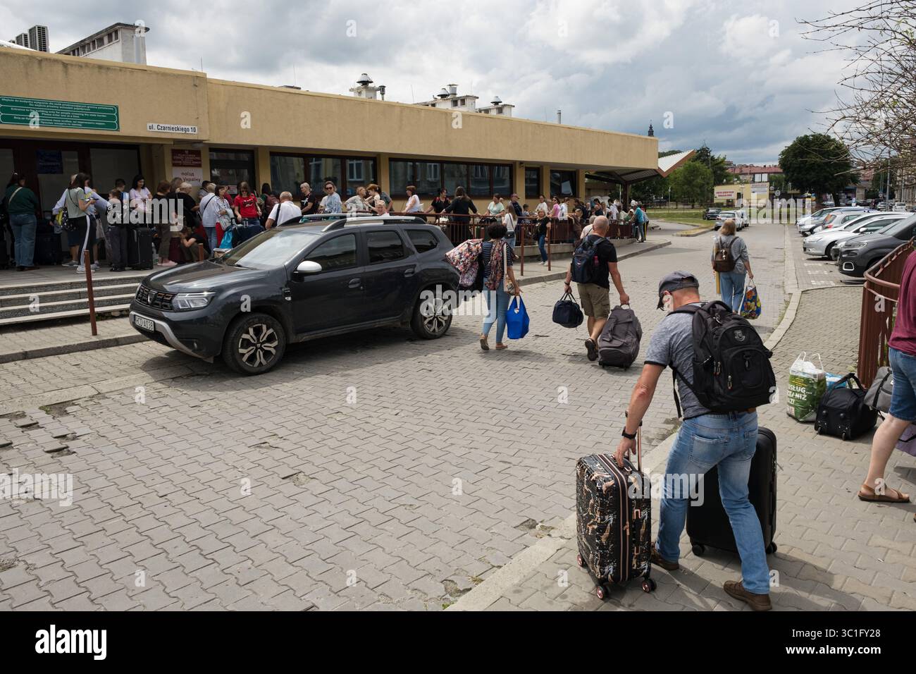 Vertriebene Ukrainer kommen am Bahnhof Przemaios für den Zug in die Ukraine an. Seit Beginn des Konflikts zwischen der Ukraine und Russland wurden fast 7 Millionen ukrainische Flüchtlinge vertrieben. Der Krieg zieht sich in sein viertes Jahr, und es wird immer häufiger, dass die vertriebenen ukrainischen Flüchtlinge von Zeit zu Zeit durch Przemaios, die polnische Stadt, von der aus die Züge in die Ukraine abfahren, zurückreisen. Stockfoto