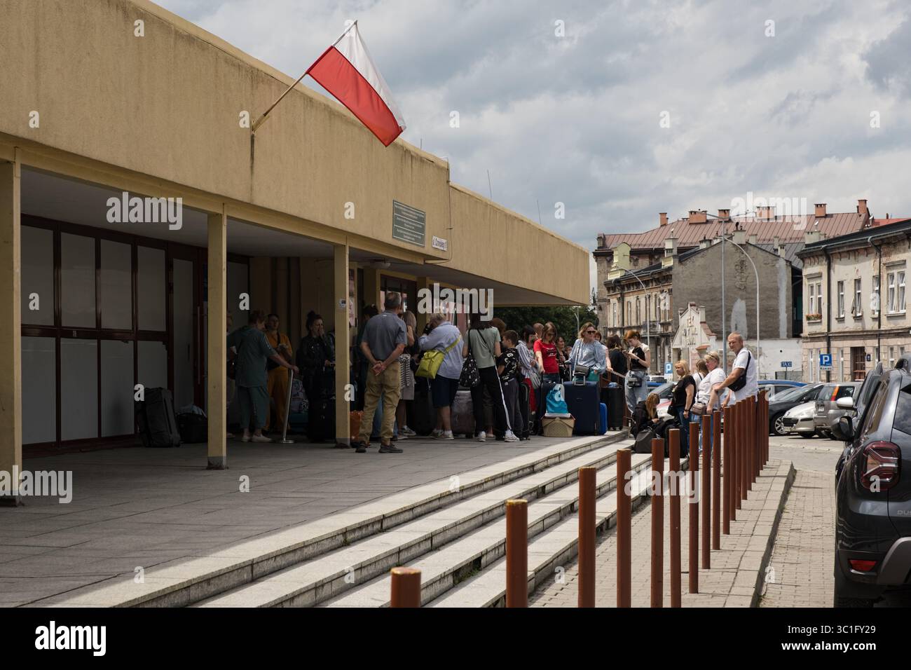 Vertriebene Ukrainer warten vor der Przemy-Station. Seit Beginn des Konflikts zwischen der Ukraine und Russland wurden fast 7 Millionen ukrainische Flüchtlinge vertrieben. Der Krieg zieht sich in sein viertes Jahr, und es wird immer häufiger, dass die vertriebenen ukrainischen Flüchtlinge von Zeit zu Zeit durch Przemaios, die polnische Stadt, von der aus die Züge in die Ukraine abfahren, zurückreisen. Stockfoto