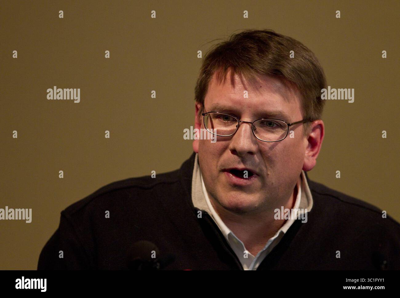 Januar 2012 - Minneapolis, MN, USA - Benilde-St. Ken Pauly, der Hockeytrainer von Margaret, sprach, nachdem die Familie des gelähmten Hockeyspielers Jack Jablonski auf einer Pressekonferenz im Hennepin County Medical Center in Minneapolis, Minneapolis, USA, am Donnerstagnachmittag, 12. Januar 2011 sprach, um die Hockeybehörden dazu aufzufordern, auf strenger Durchsetzung der Regeln zur Körperkontrolle und zum Boarding zu bestehen. â€¢ (Bild: Jeff Wheeler/Minneapolis Star Tribune/TNS via ZUMA Wire) Stockfoto