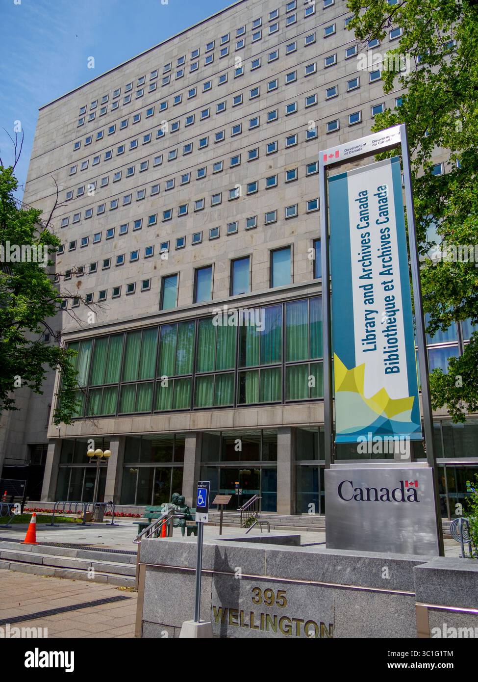 Vorderansicht, Haupteingang der Library and Archives Canada, Ottawa, Ontario, Kanada Stockfoto