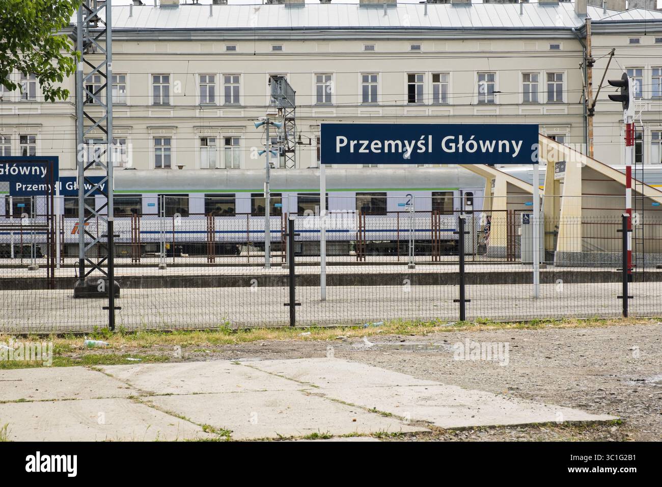 Przemysl, Polen. Juli 2025. Blick auf den Bahnhof Przemy'l. Seit Beginn des Konflikts zwischen der Ukraine und Russland wurden fast 7 Millionen ukrainische Flüchtlinge vertrieben. Der Krieg zieht sich in sein viertes Jahr, und es wird immer häufiger, dass die vertriebenen ukrainischen Flüchtlinge von Zeit zu Zeit durch Przemaios, die polnische Stadt, von der aus die Züge in die Ukraine abfahren, zurückreisen. (Foto: Daniel Lai/SOPA Images/SIPA USA) Credit: SIPA USA/Alamy Live News Stockfoto