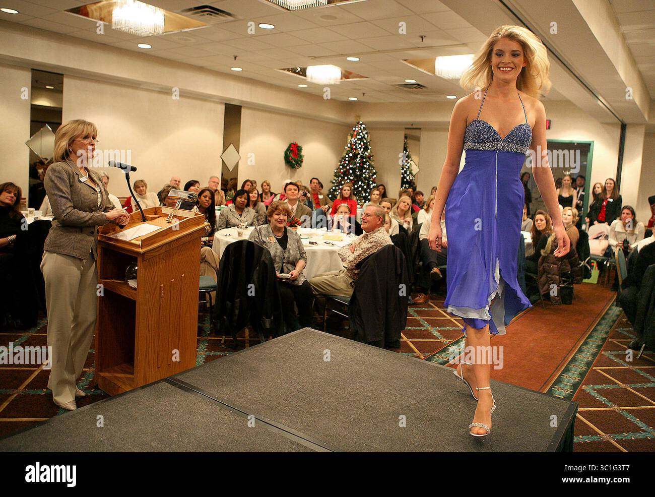 Januar 2007; St. Paul, MN, USA; Profil von NICOLE SWANSON, Miss Minnesota, die ihr Talent als Bratsche und ihre Leidenschaft für Musik als Plattform für ihren Lauf für Miss America nutzt. Sie tritt am 29. Januar in Las Vegas an. Nicole versuchte ihre Outfits an, in denen sie beim Wettbewerb antreten wird. Die ehemalige Miss America/Miss Minnesota Dorothy Benham wird sich melden. Andere ehemalige Miss Minnesotas waren im Publikum und nahmen an Q&A Teil Nicole in ihrem Abendkleid. Obligatorischer Gutschein: Foto von /Minneapolis Star Tribune/ZUMA Press. (©) Copyright 2007 von Minneapolis Star Tribune (Bild: Tom Wallace/Minneapo Stockfoto