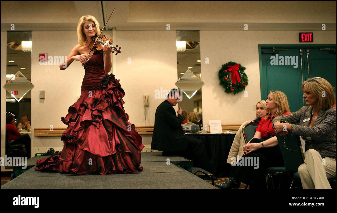 Januar 2007; St. Paul, MN, USA; Profil von NICOLE SWANSON, Miss Minnesota, die ihr Talent als Bratsche und ihre Leidenschaft für Musik als Plattform für ihren Lauf für Miss America nutzt. Sie tritt am 29. Januar in Las Vegas an. Nicole versuchte ihre Outfits an, in denen sie beim Wettbewerb antreten wird. Die ehemalige Miss America/Miss Minnesota Dorothy Benham wird sich melden. Andere ehemalige Miss Minnesotas waren im Publikum und nahmen an Q&A Teil Nicole in ihrem Abendkleid. Obligatorischer Gutschein: Foto von /Minneapolis Star Tribune/ZUMA Press. (©) Copyright 2007 von Minneapolis Star Tribune (Bild: Tom Wallace/Minneapo Stockfoto