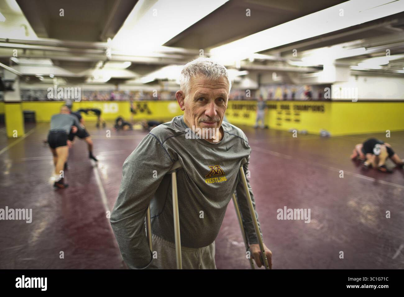 20. Februar 2013 - Minneapolis, MN, USA - Gophers Coach J Robinson kommt gerade von einer Kniegelenkersatzoperation zurück, die schief ging und ihn kurz davor hatte, eine Amputation nach einer Infektion zu benötigen. Er wurde am Mittwoch, den 20. Februar 2013, an der University of Minnesota in Minneapolis, Minn. ( ) Fotografiert (Credit Image: Renee Jones Schneider/Minneapolis Star Tribune/TNS via ZUMA Wire) Stockfoto